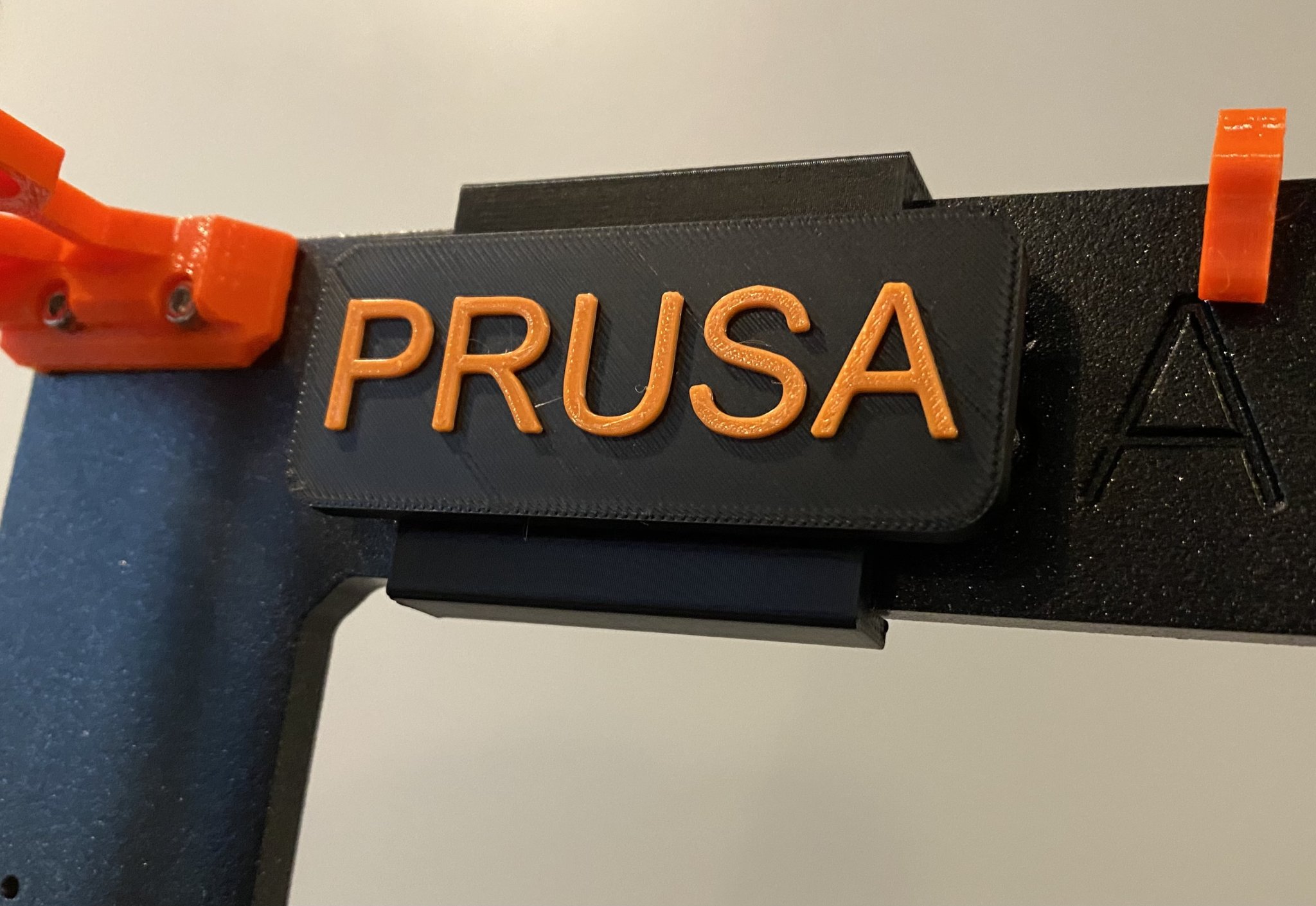 Kẹp khung Prusa với biển hiệu có thể remix