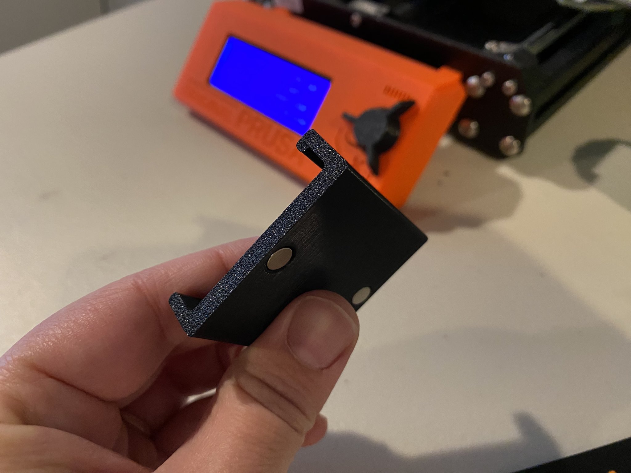 Kẹp khung Prusa với biển hiệu có thể remix