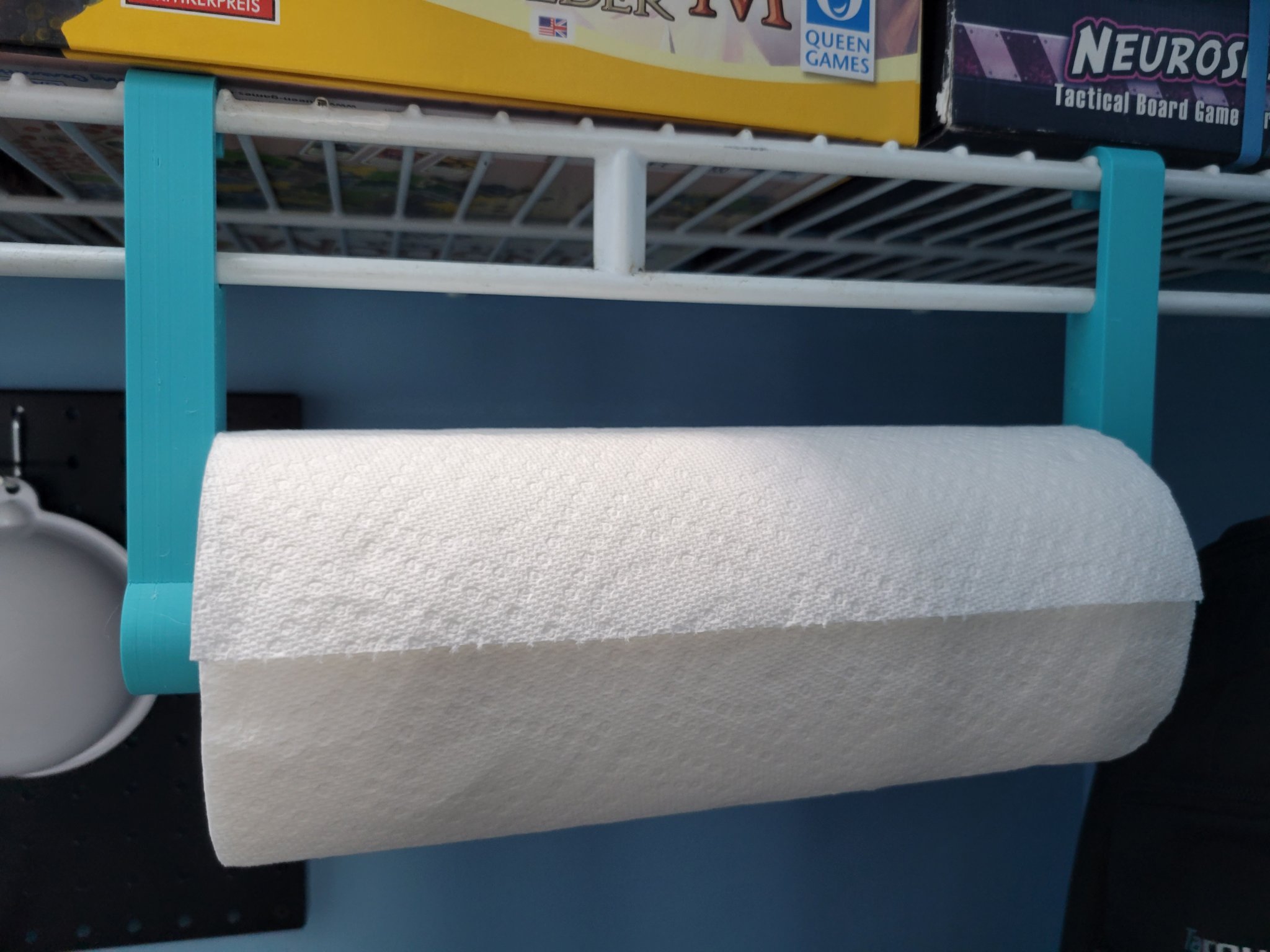 Giá đỡ cuộn giấy ăn trên giá đỡ dây kim loại