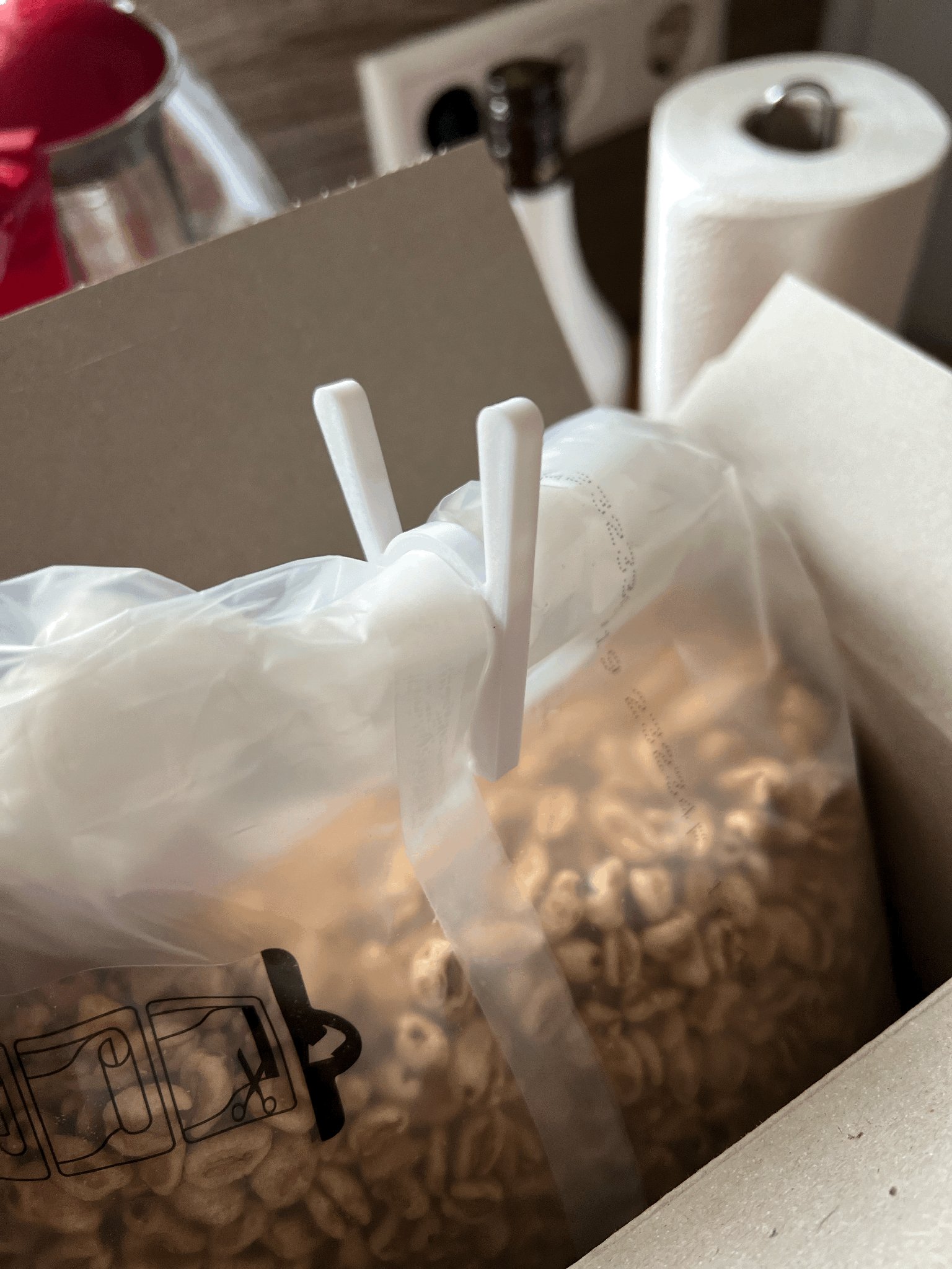 Kẹp nhựa giữ kín túi sau khi mở