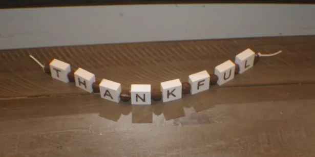 Mô hình bàn tri ân trang trí bằng khối chữ và hạt