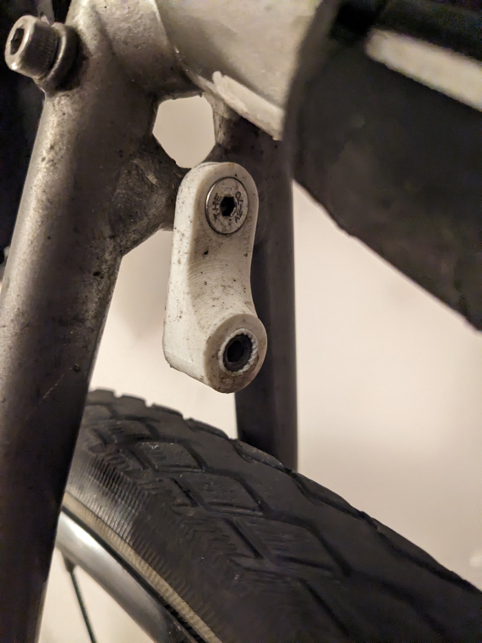 Giá đỡ chắn bùn lắp dưới cho khung xe đạp