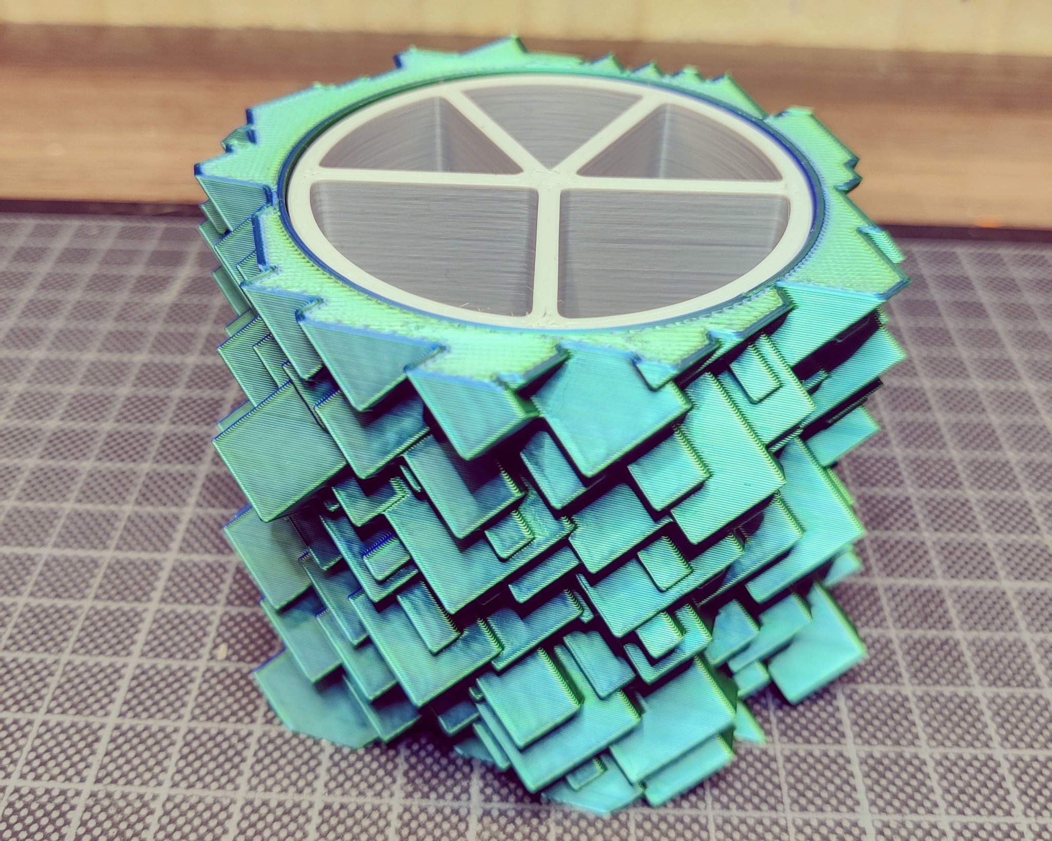 Nhà phân phối chậu cây Glitch với thiết kế phẳng và chắc ch...