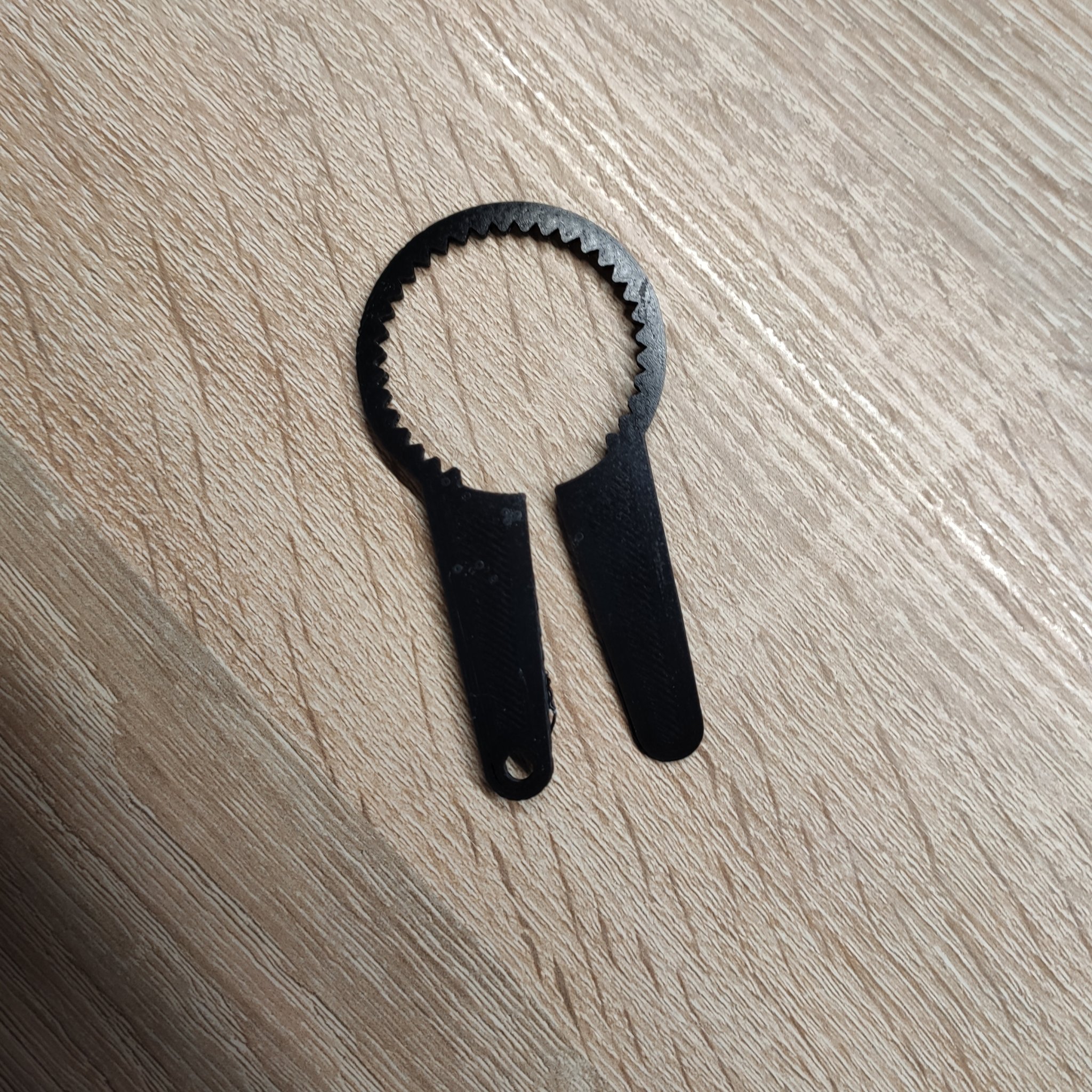 Mở nắp chai bằng công cụ tiện lợi cho nắp vặn