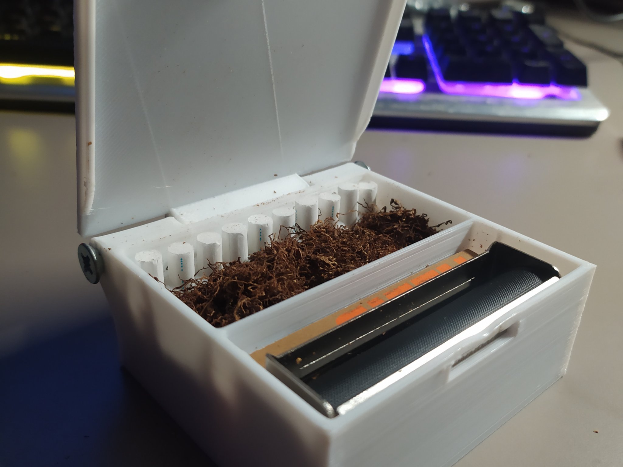 Hộp đựng thuốc lá và dụng cụ cuộn thuốc