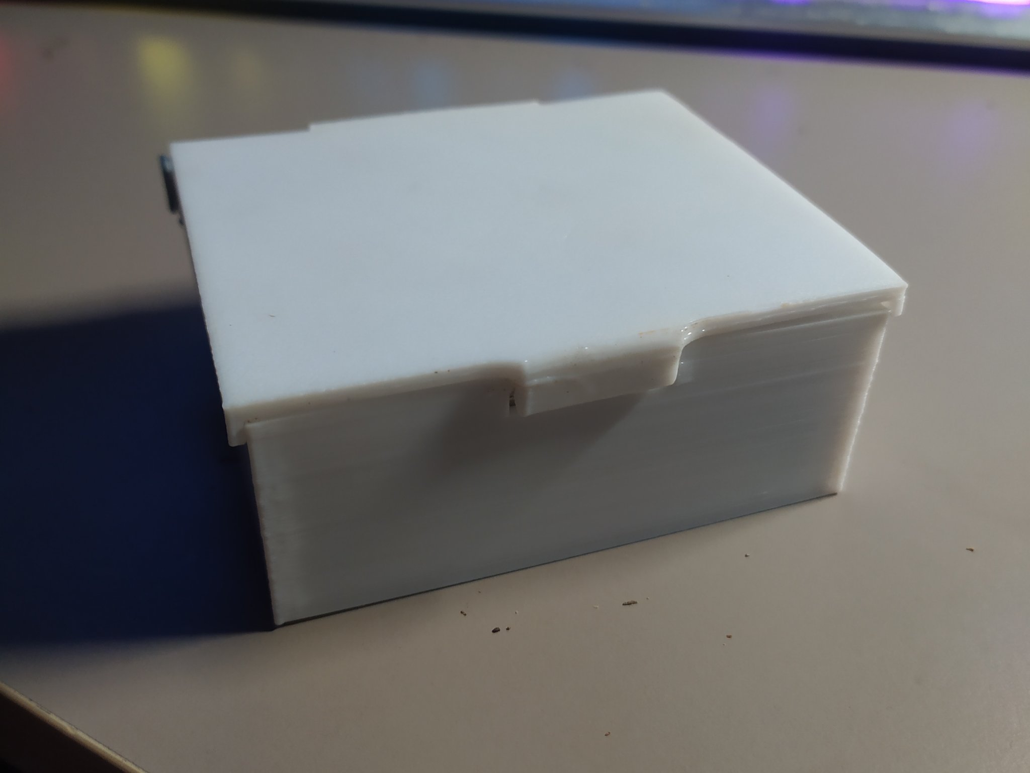 Hộp đựng thuốc lá và dụng cụ cuộn thuốc