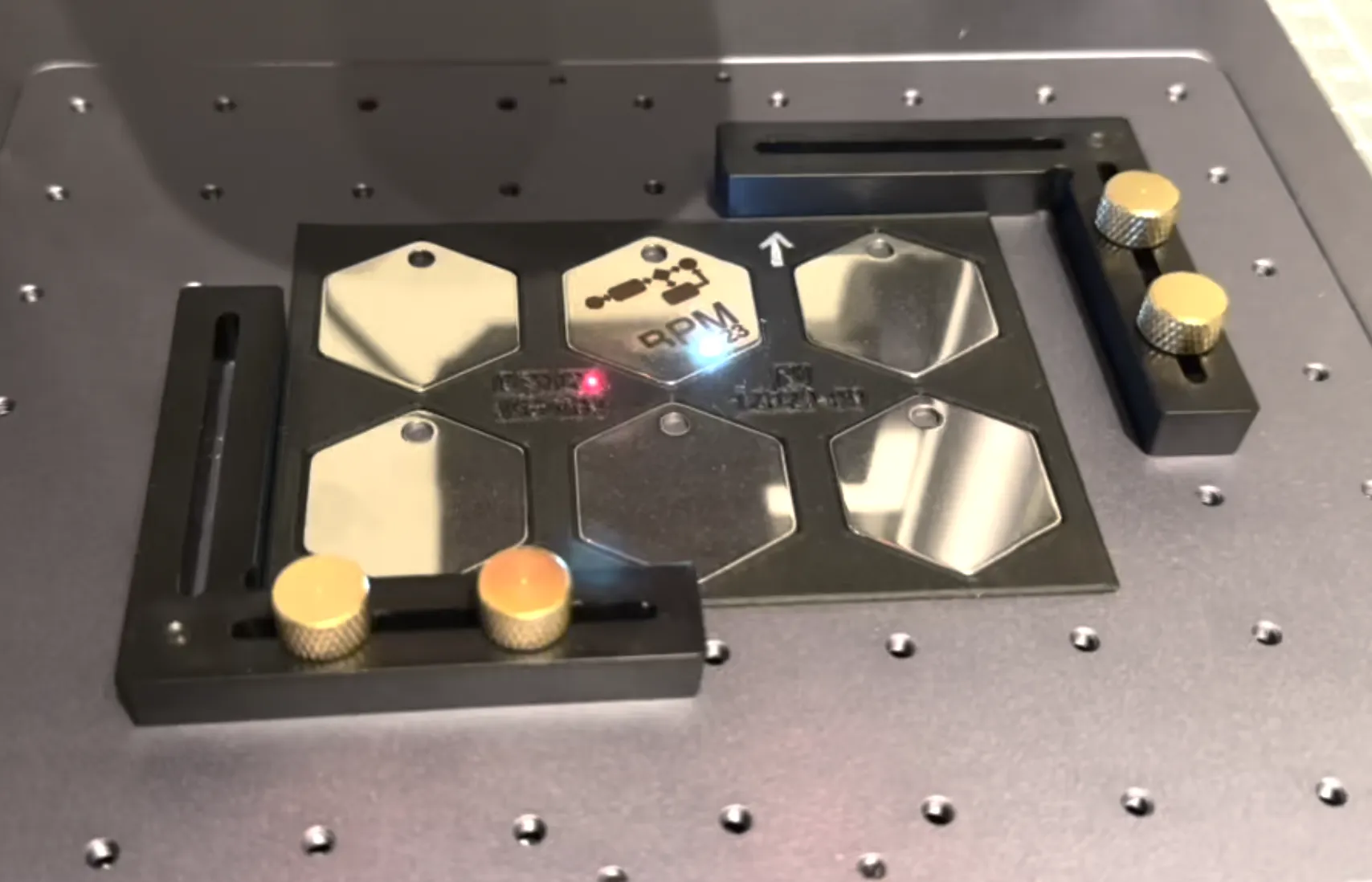 Hỗ trợ định vị laser cho móc khóa hình lục giác