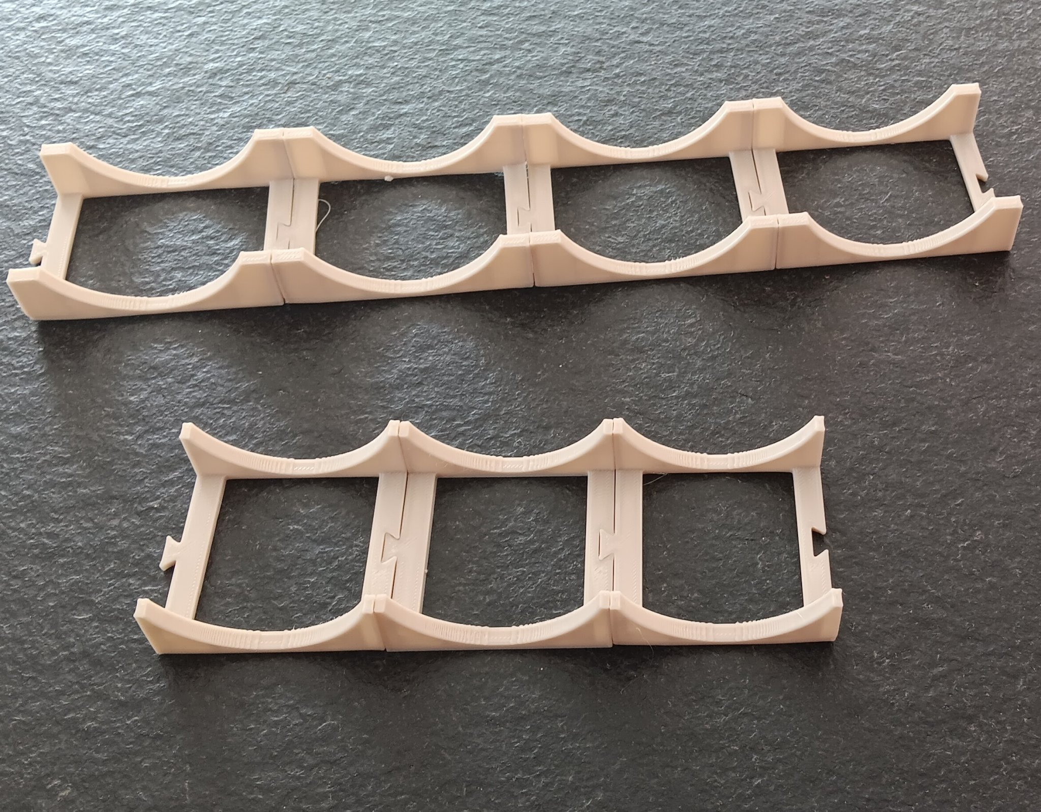 Giá đỡ chai nước ngọt chống lăn