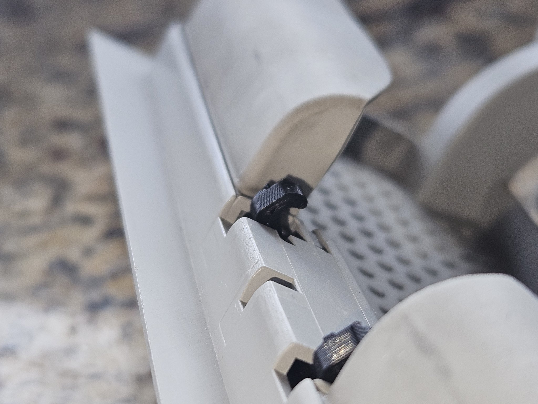 Sửa chữa chốt giữ kính mát cho VW Amarok