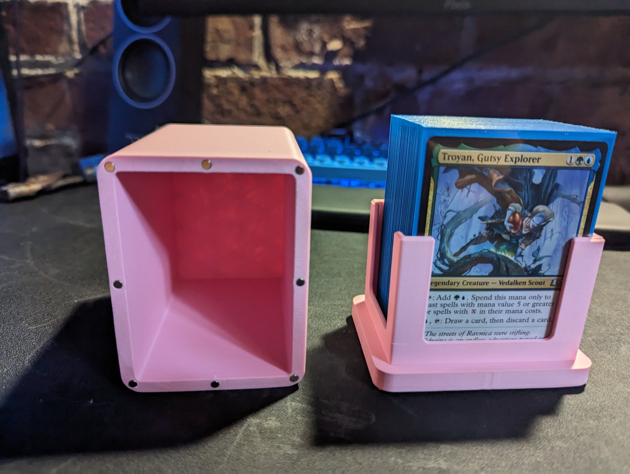 Hộp bài Magic The Gathering với thiết kế tinh tế và từ tính