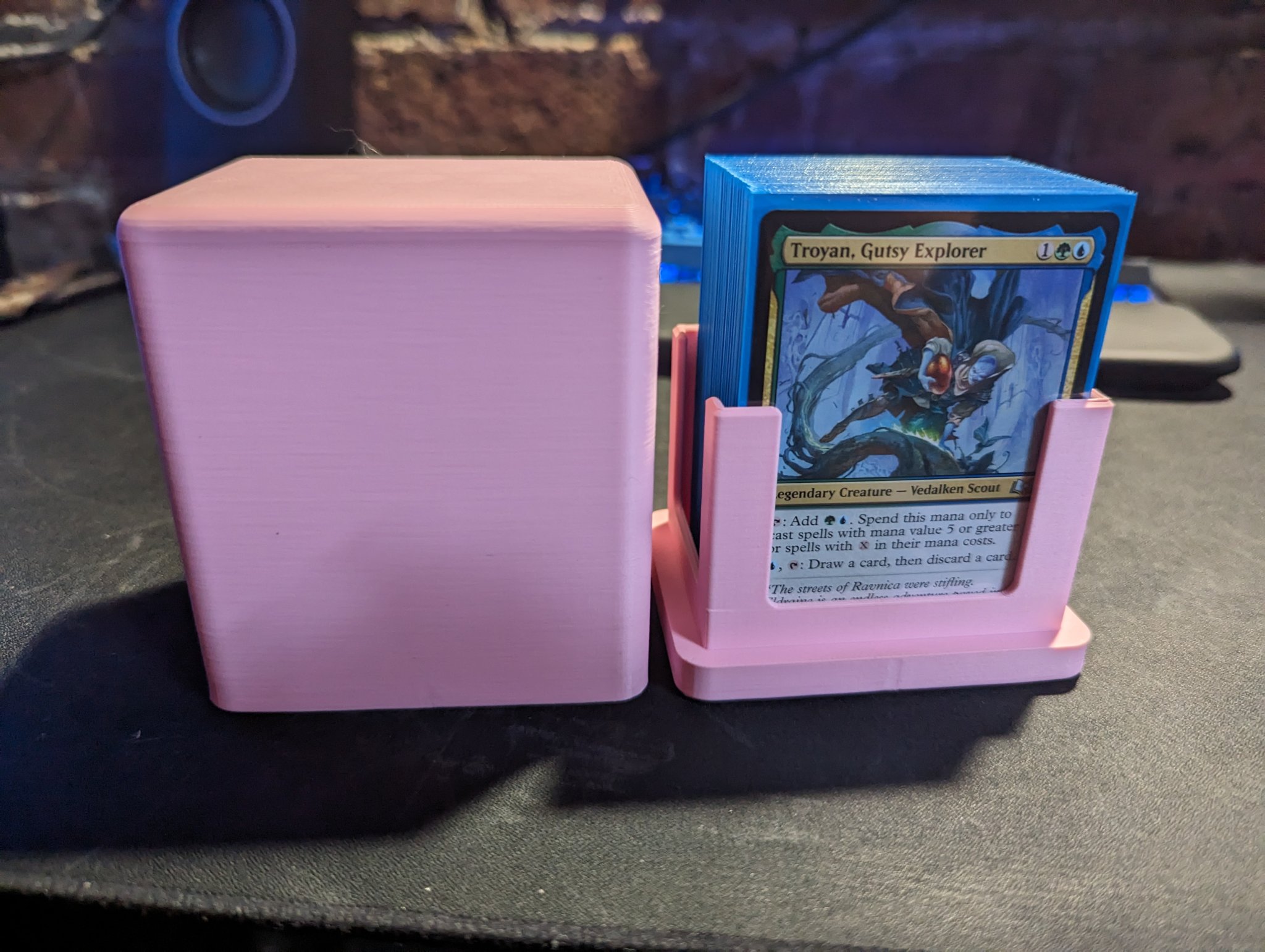 Hộp bài Magic The Gathering với thiết kế tinh tế và từ tính