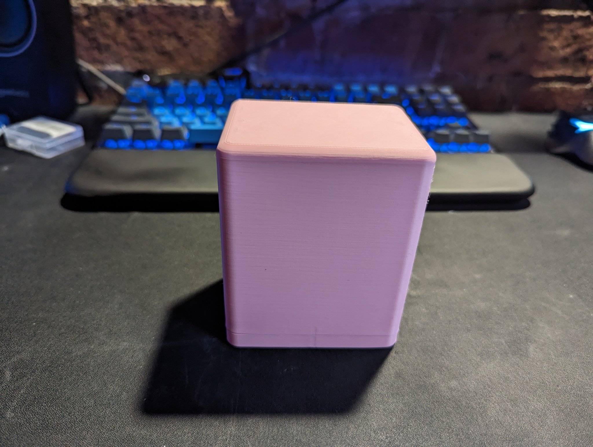 Hộp bài Magic The Gathering với thiết kế tinh tế và từ tính