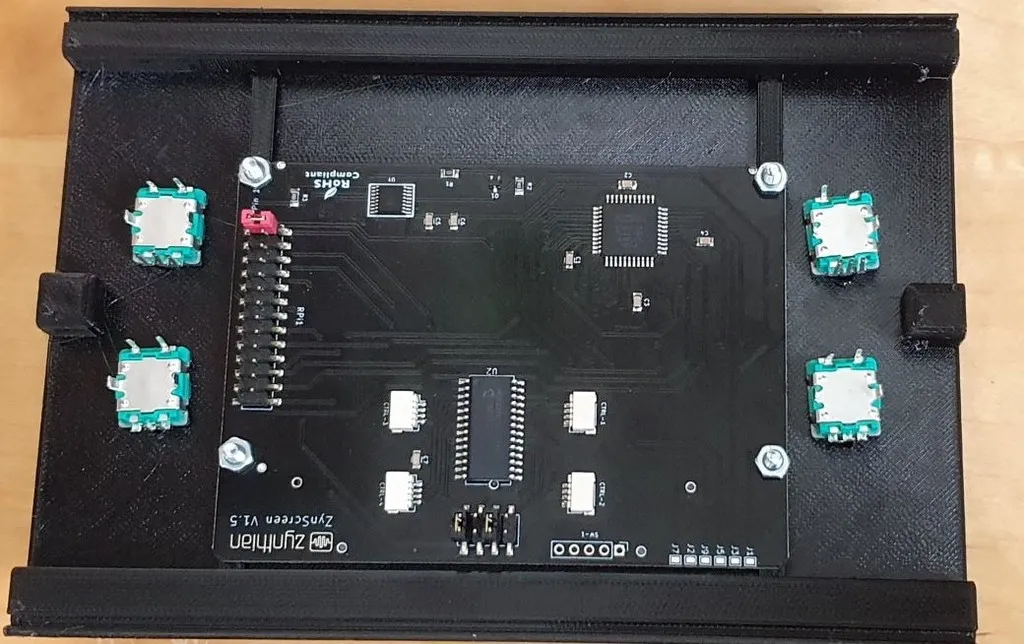 Vỏ cho Zynthian Synthesizer V4 với các chi tiết tùy chỉnh