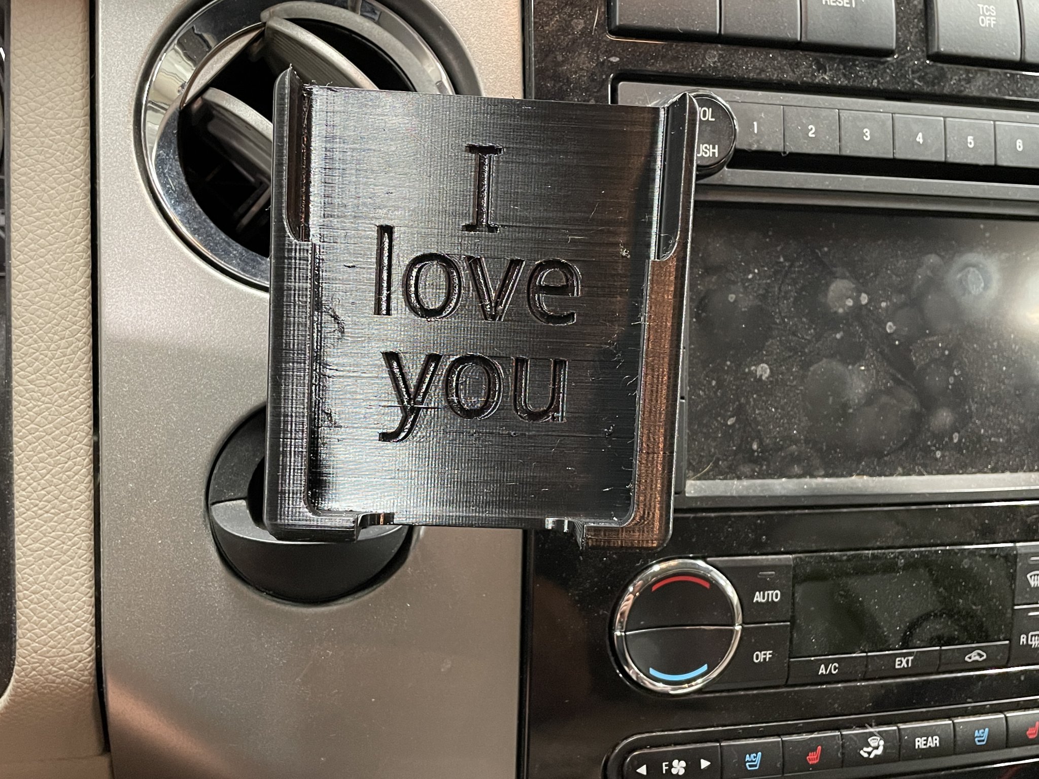 Giá đỡ điện thoại Scosche cho iPhone 13 có ốp bảo vệ