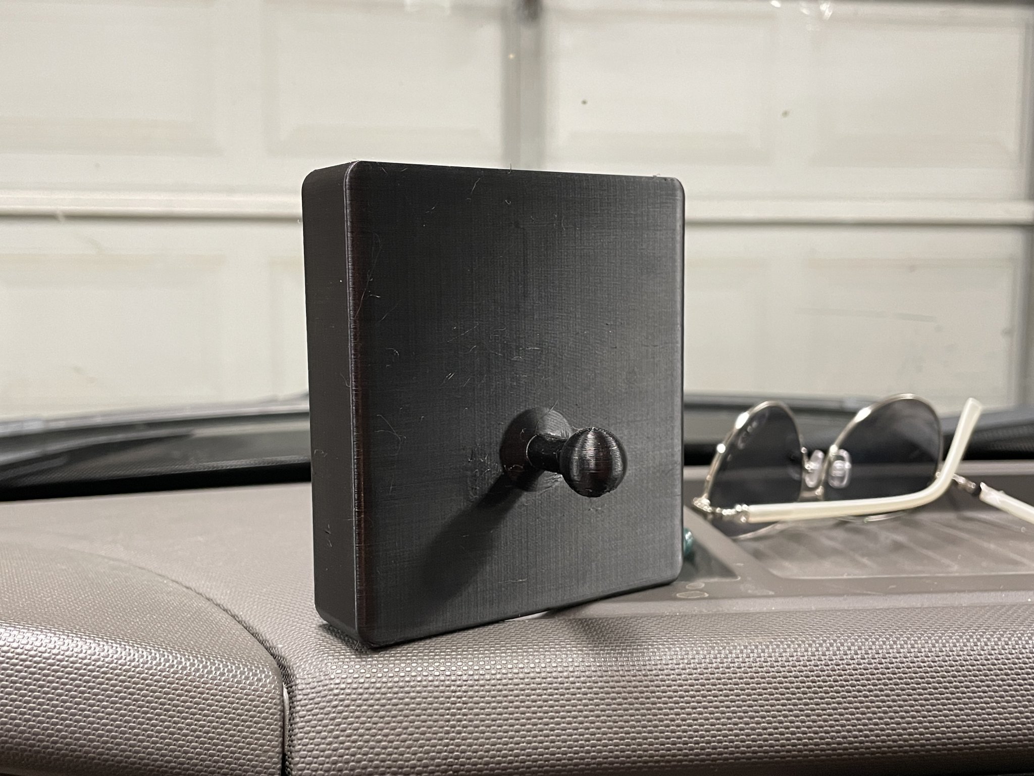 Giá đỡ điện thoại Scosche cho iPhone 13 có ốp bảo vệ