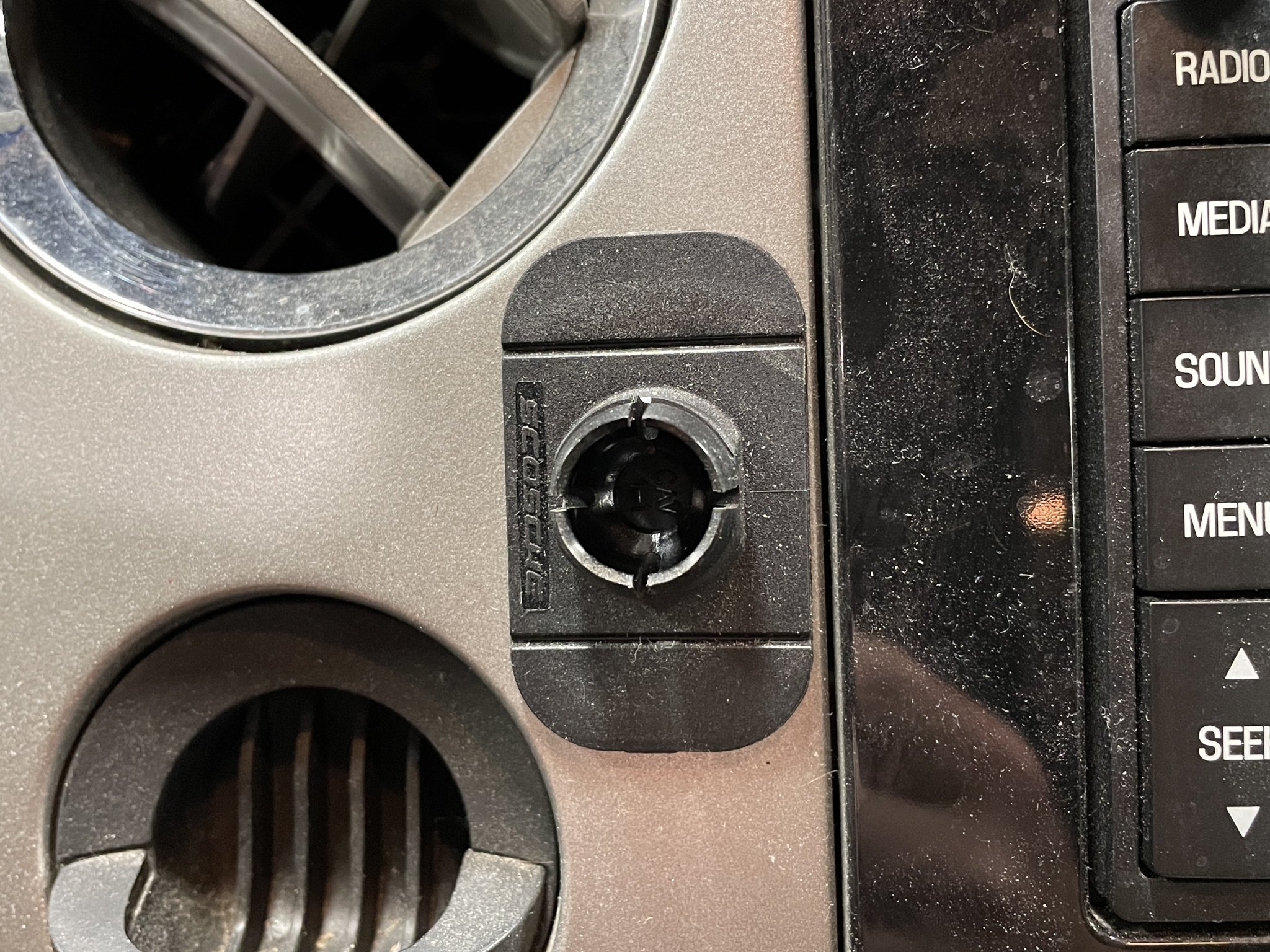 Giá đỡ điện thoại Scosche cho iPhone 13 có ốp bảo vệ