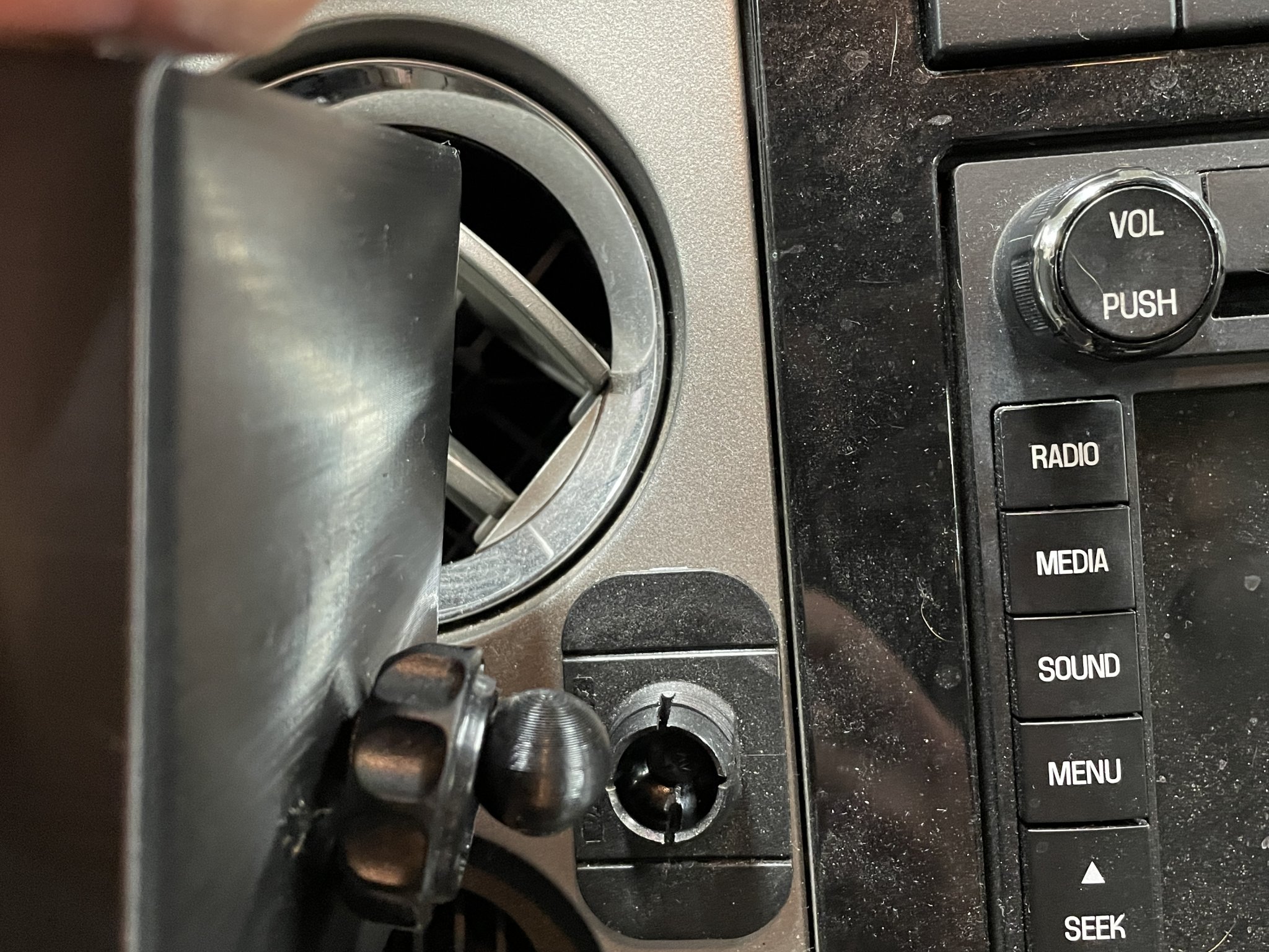 Giá đỡ điện thoại Scosche cho iPhone 13 có ốp bảo vệ