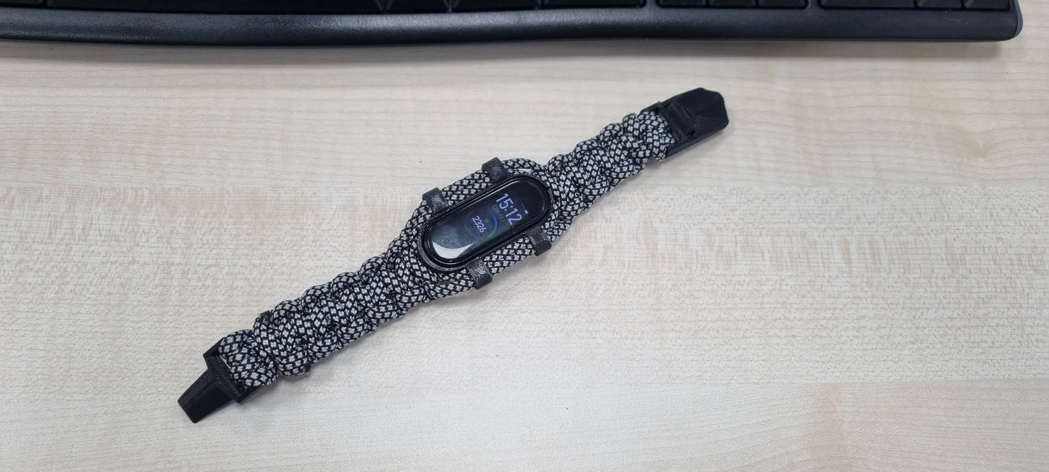 Giá đỡ cho Mi Band 4 bằng dây paracord