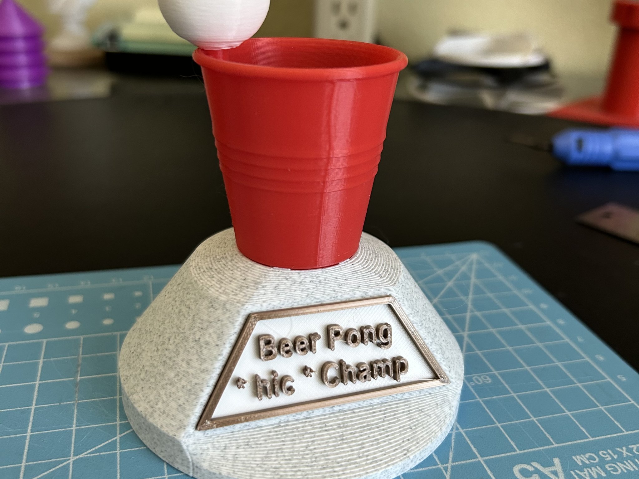 Cúp Beer Pong cho bữa tiệc sinh nhật 21 tuổi