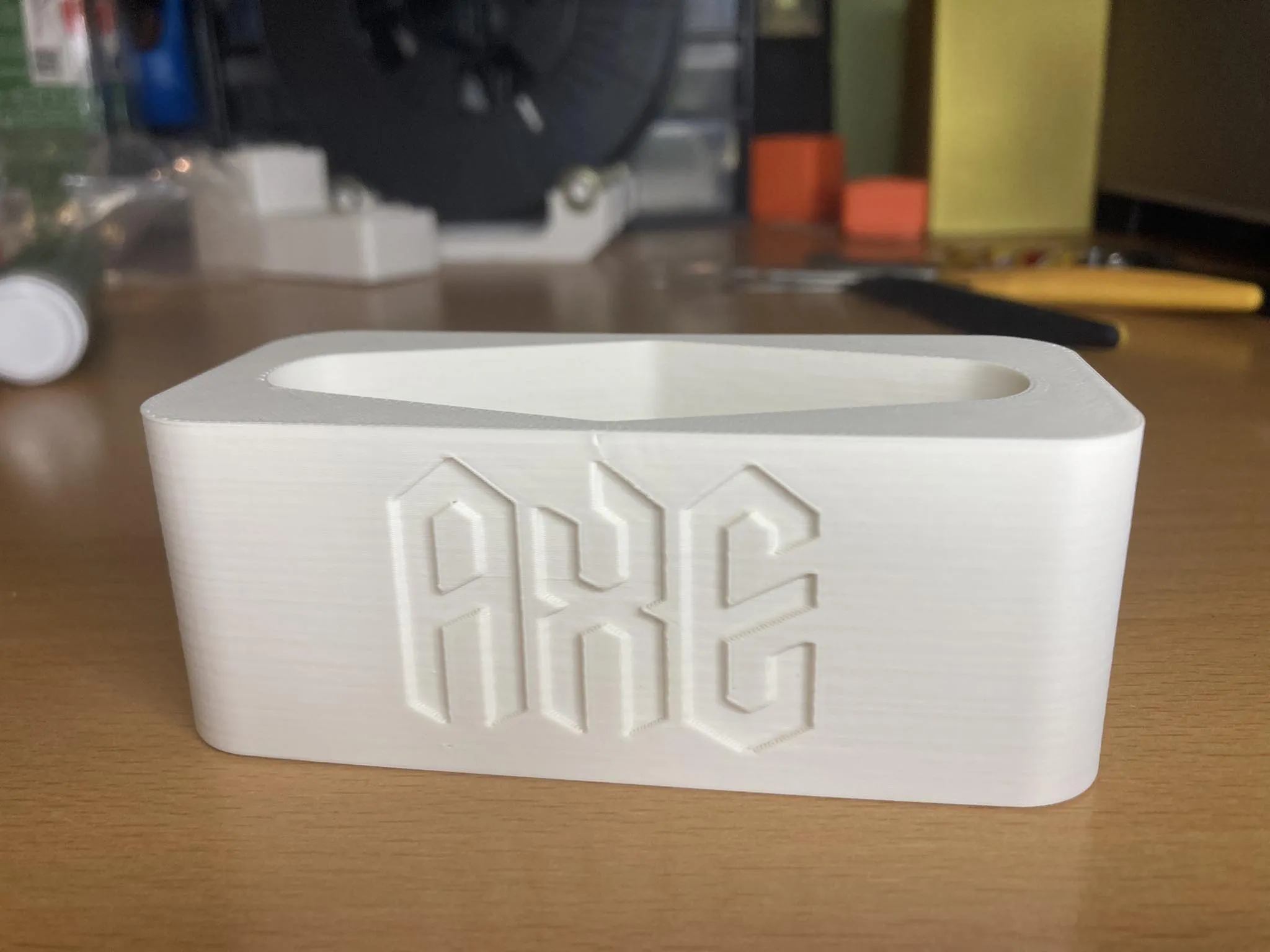 Giá đỡ cho gel tắm Axe với thiết kế lật ngược