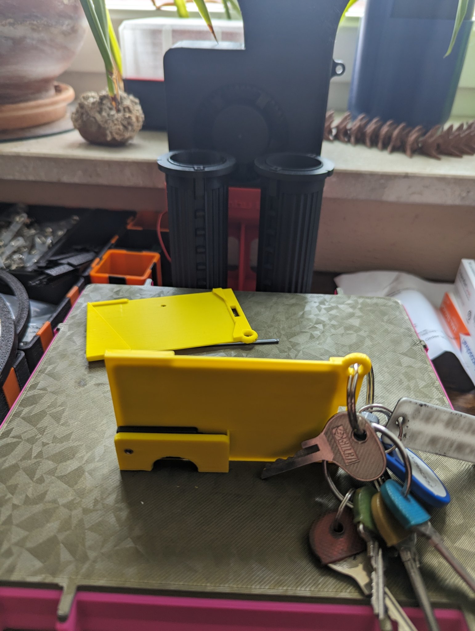 Giá đỡ thẻ cho móc chìa khóa với chỗ để Yubikey