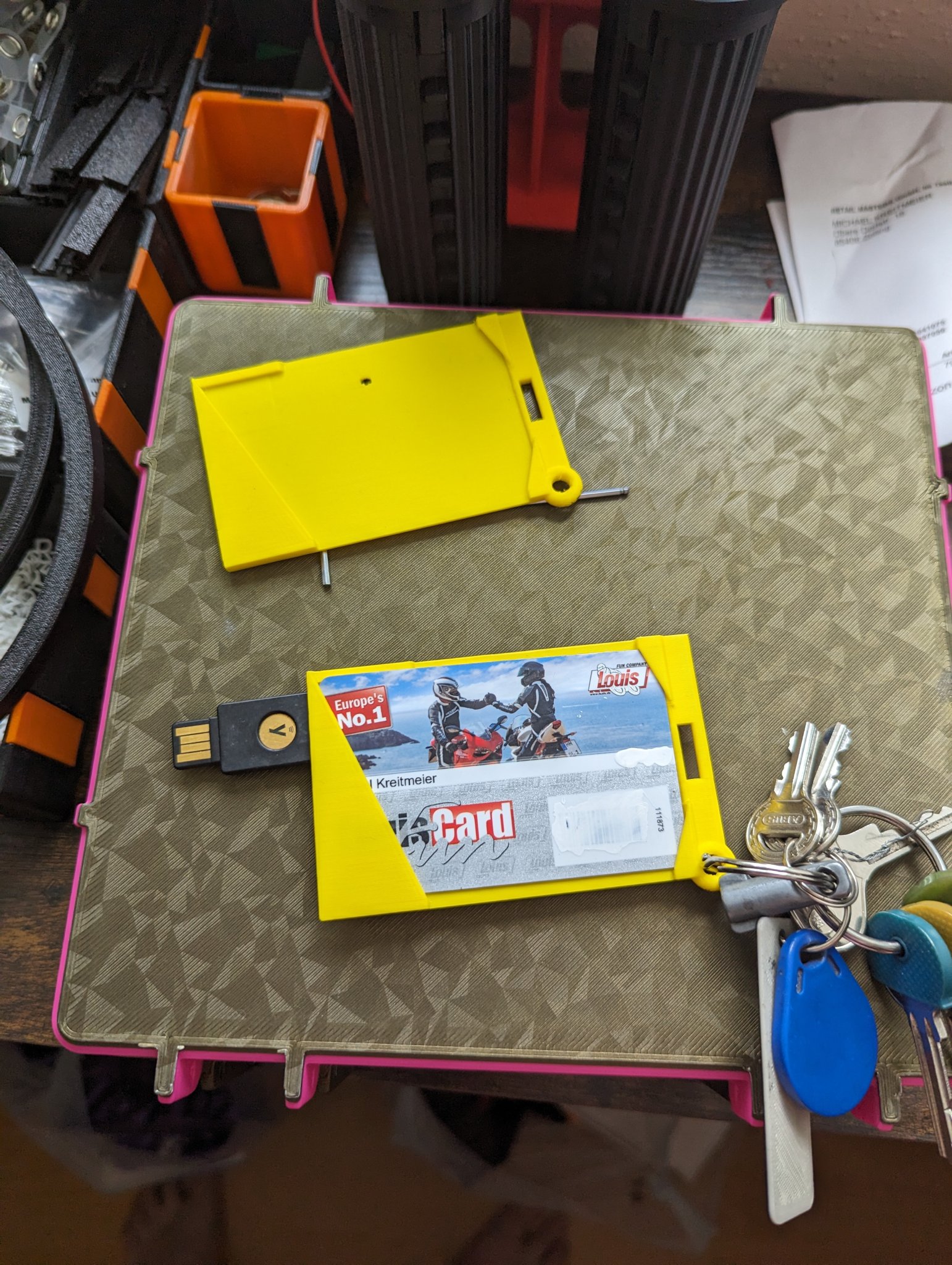 Giá đỡ thẻ cho móc chìa khóa với chỗ để Yubikey