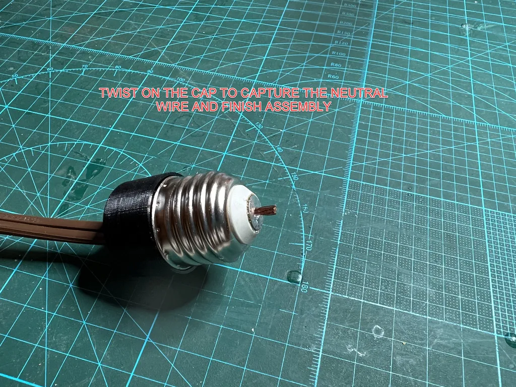 Bộ chuyển đổi từ ổ cắm đèn tiêu chuẩn sang 2 dây