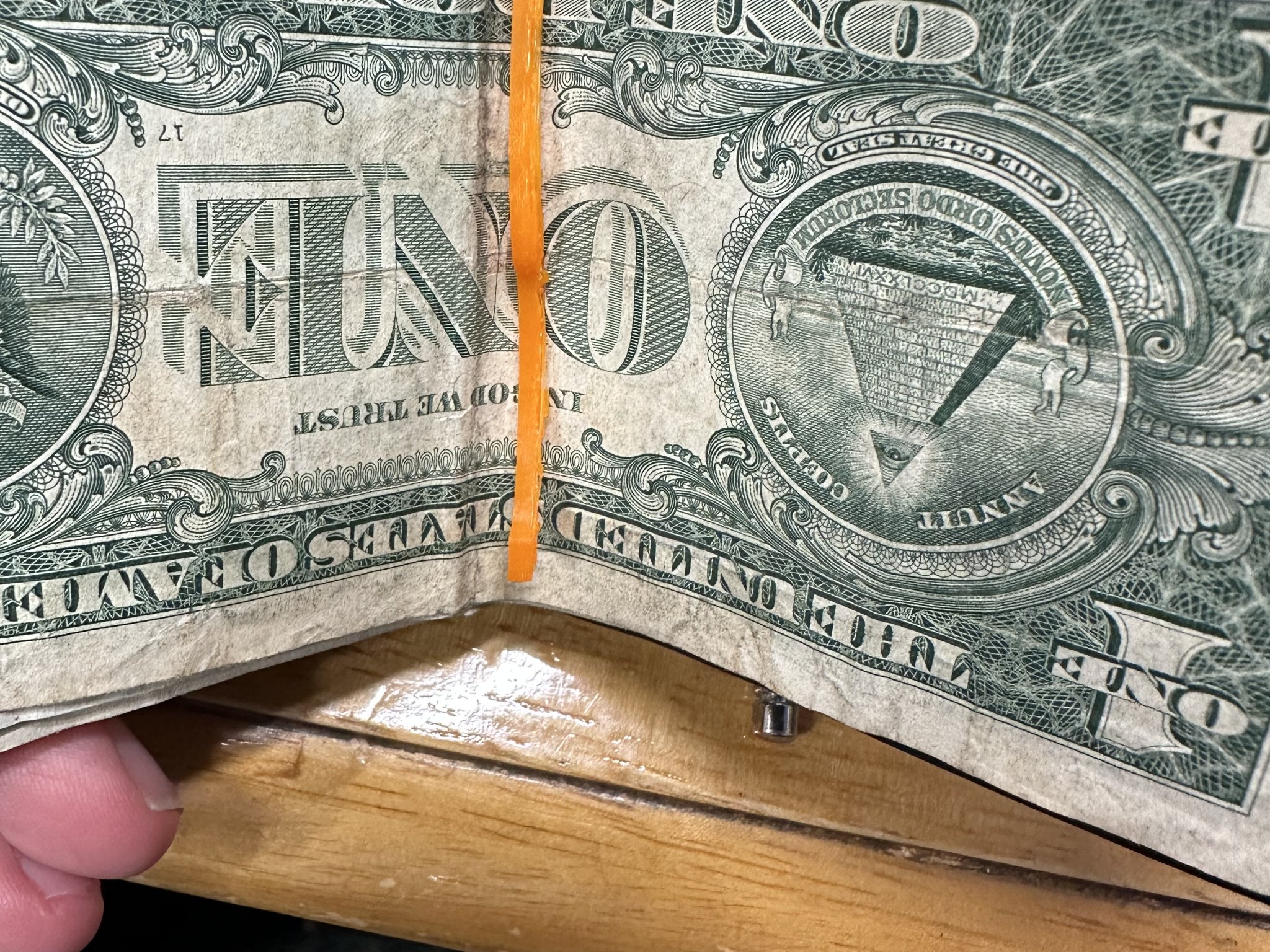 Kẹp tiền thay thế cho ví hoặc kẹp tiền độc lập