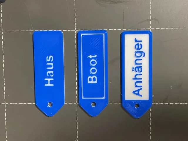 Móc khóa tùy chỉnh hai màu với thiết kế đa dạng