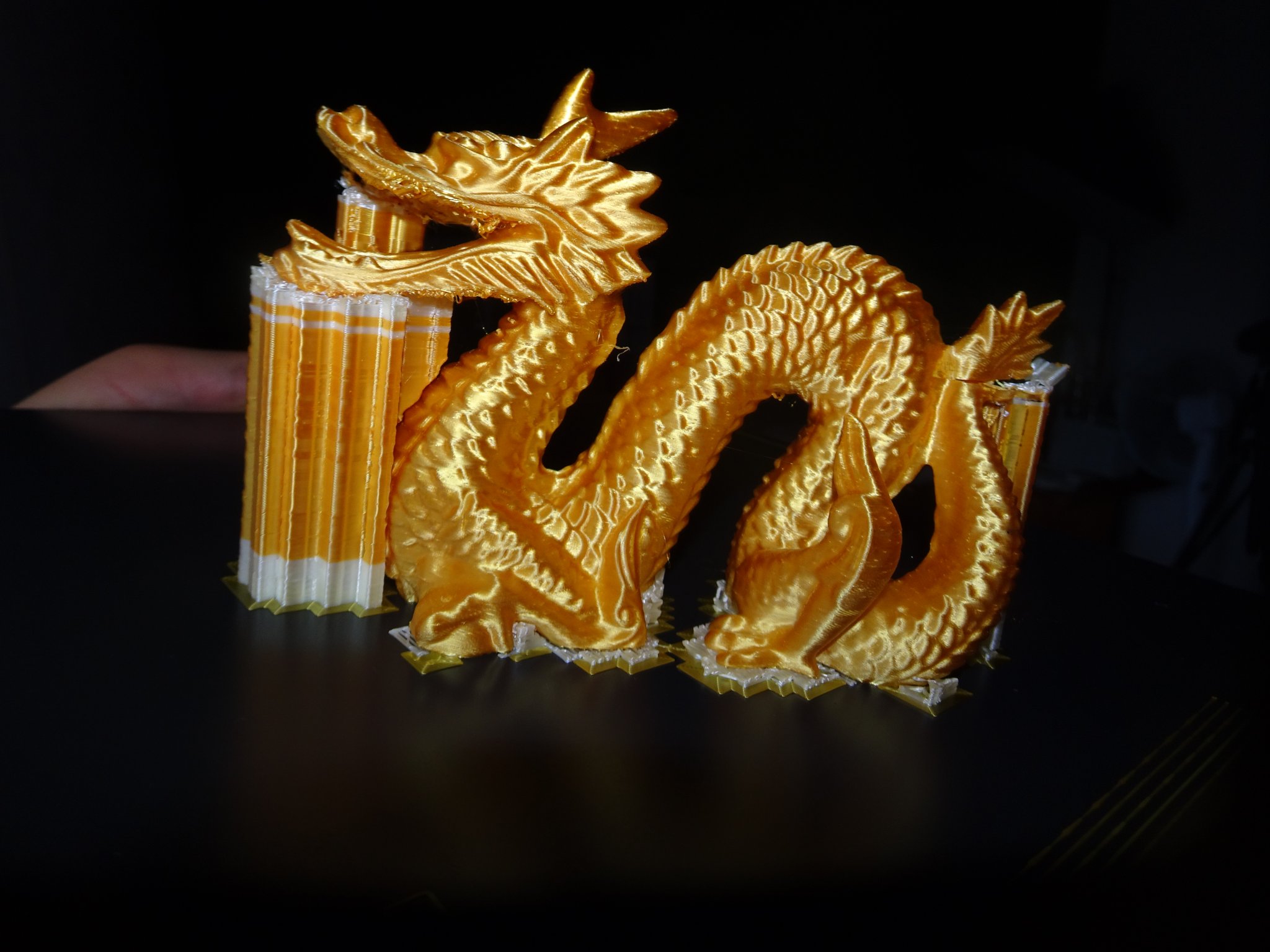 Rồng vàng Trung Quốc mang lại may mắn và tài lộc