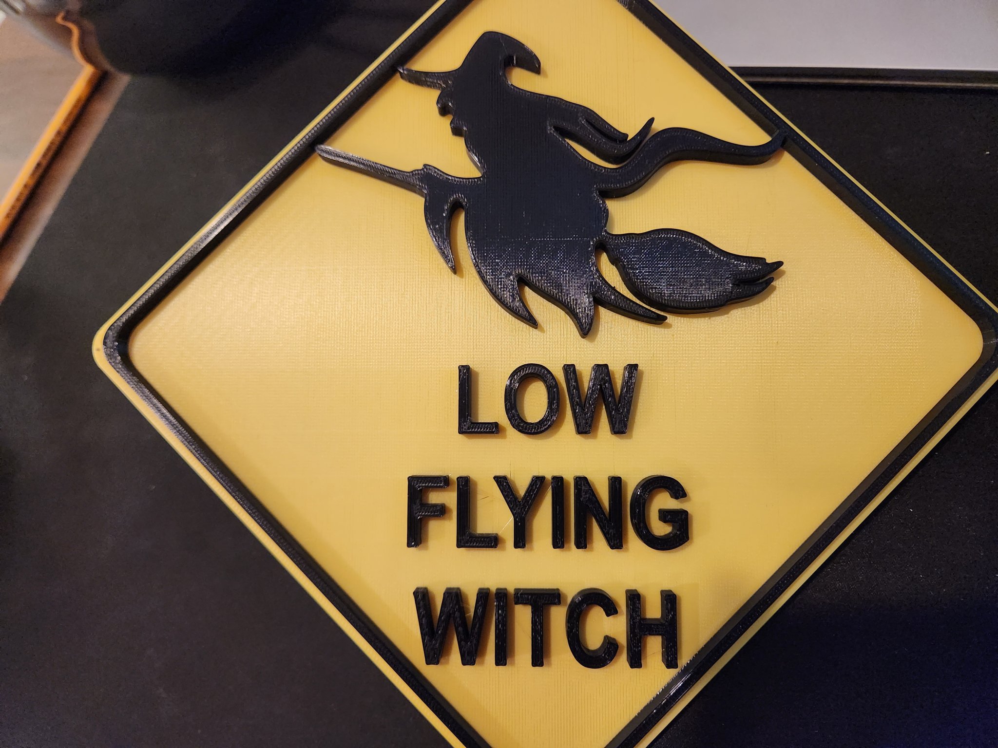 Biển báo phù thủy bay thấp cho trang trí Halloween
