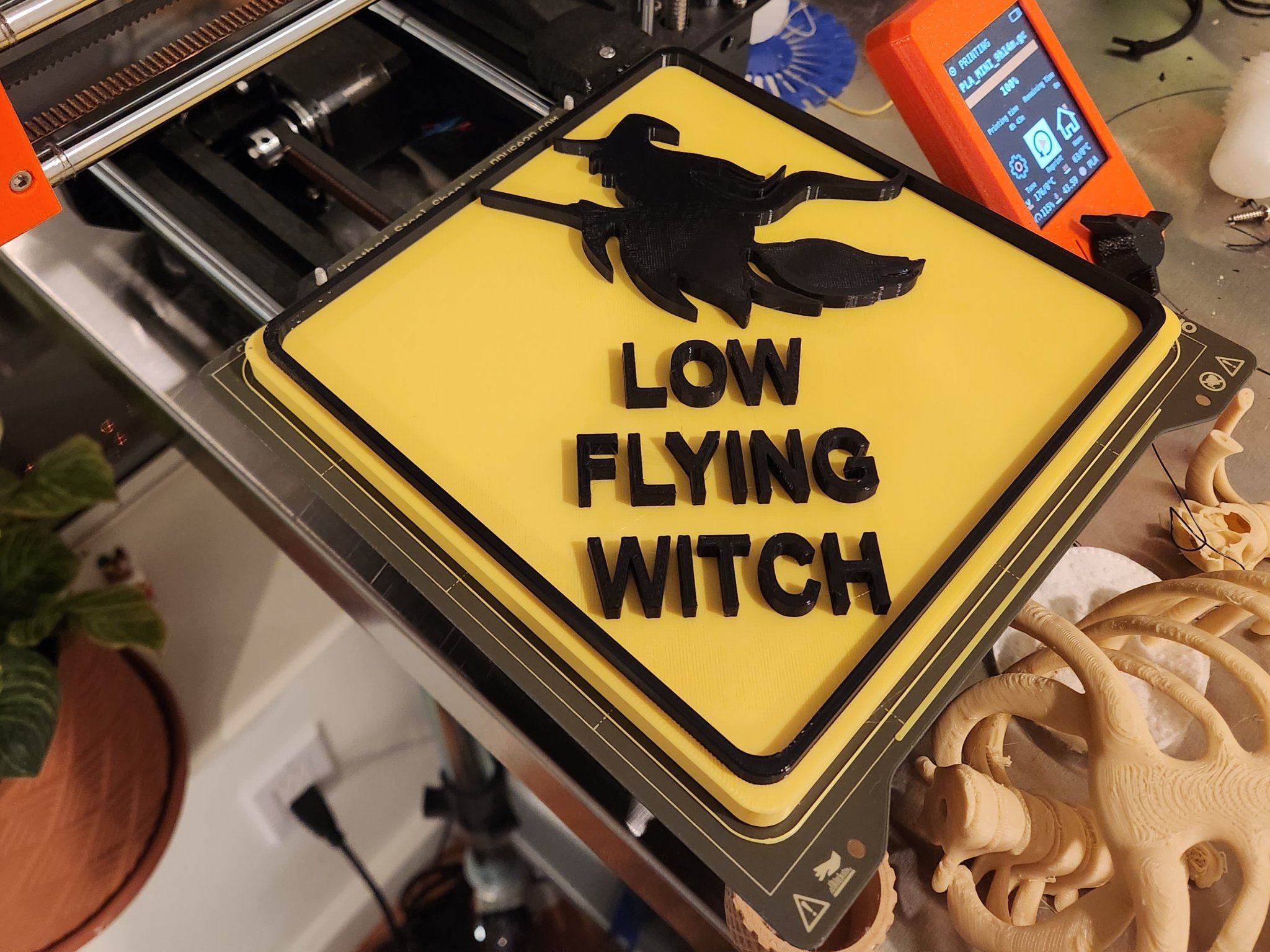 Biển báo phù thủy bay thấp cho trang trí Halloween