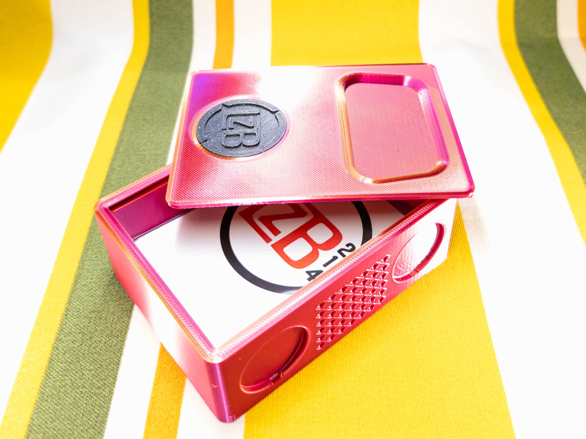 Hộp bài Penny Sleeve với nắp trượt và khe cắm tiền xu