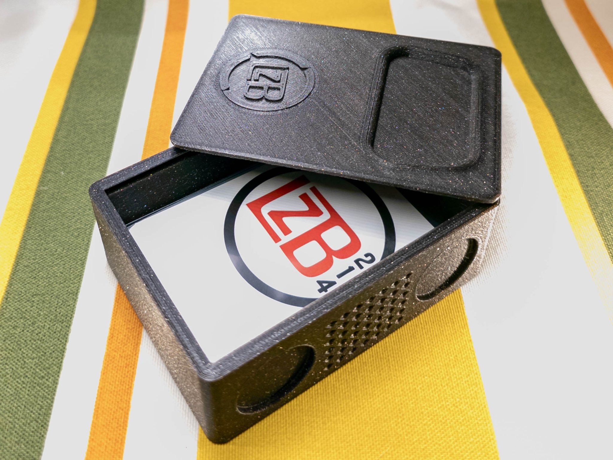 Hộp bài Penny Sleeve với nắp trượt và khe cắm tiền xu