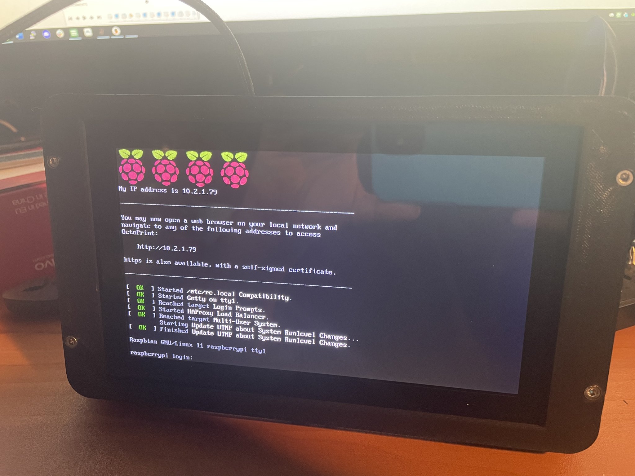 Giá đỡ đơn giản cho màn hình cảm ứng Raspberry Pi 7