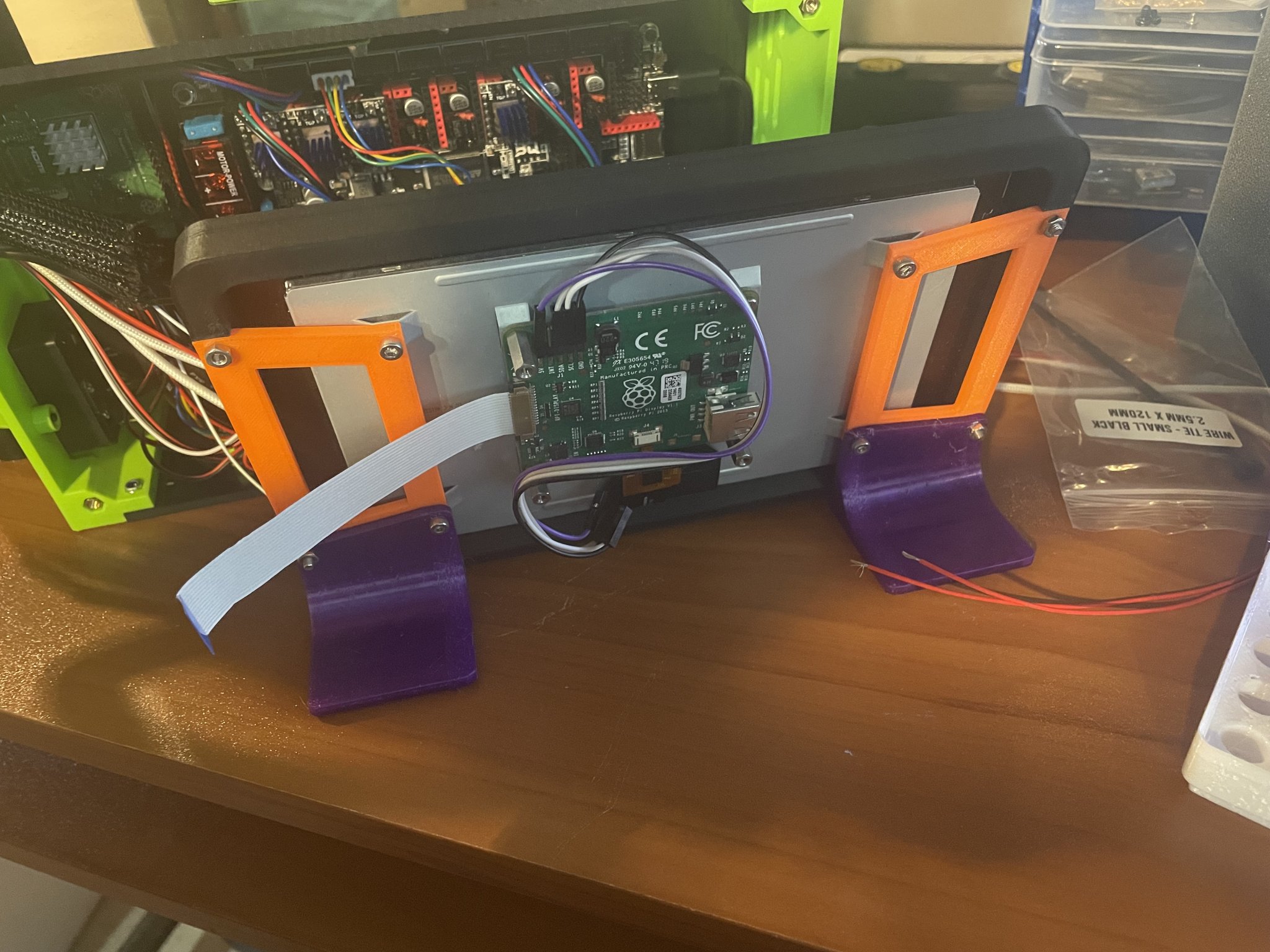 Giá đỡ đơn giản cho màn hình cảm ứng Raspberry Pi 7