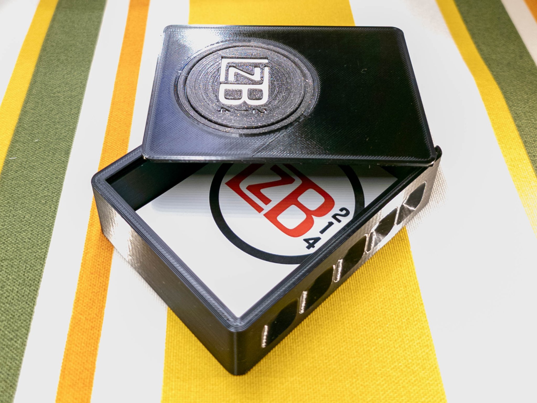 Hộp bài chơi 60 lá với nắp trượt và khe bỏ xu