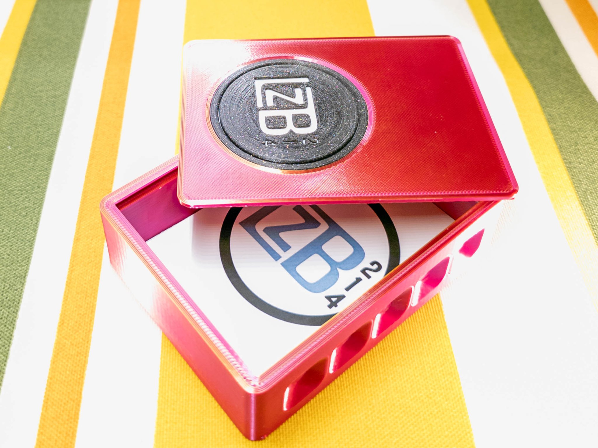 Hộp bài chơi 60 lá với nắp trượt và khe bỏ xu