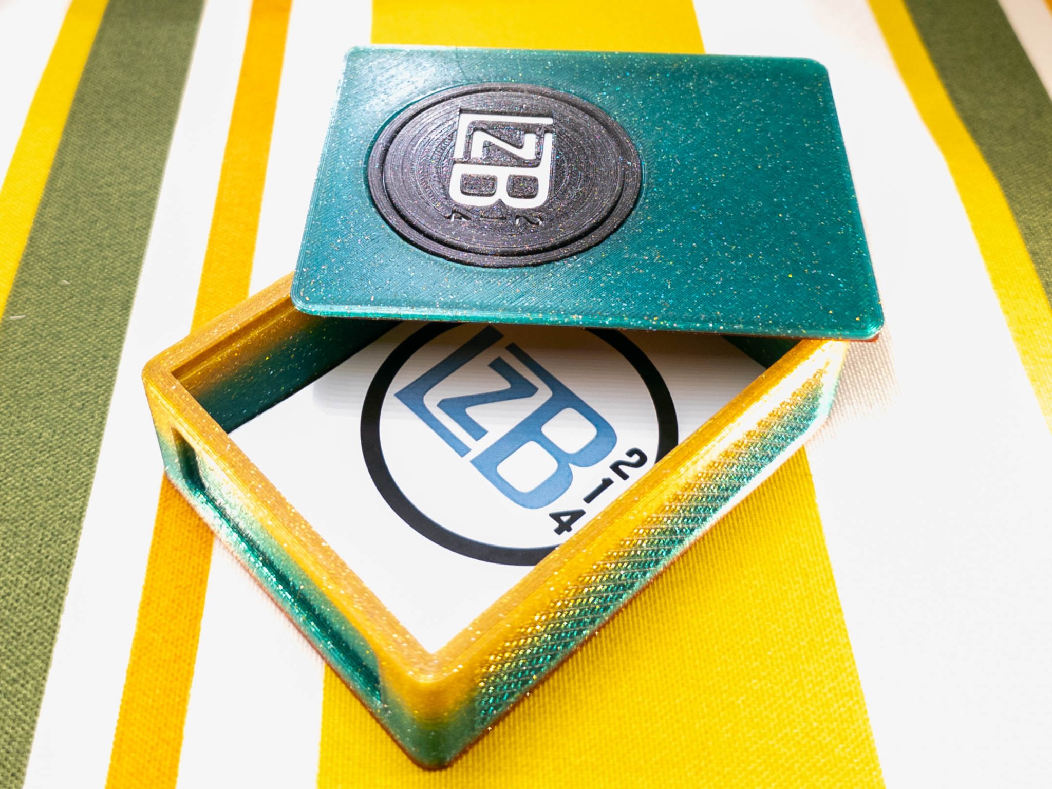 Hộp bài chơi 60 lá với nắp trượt và khe bỏ xu