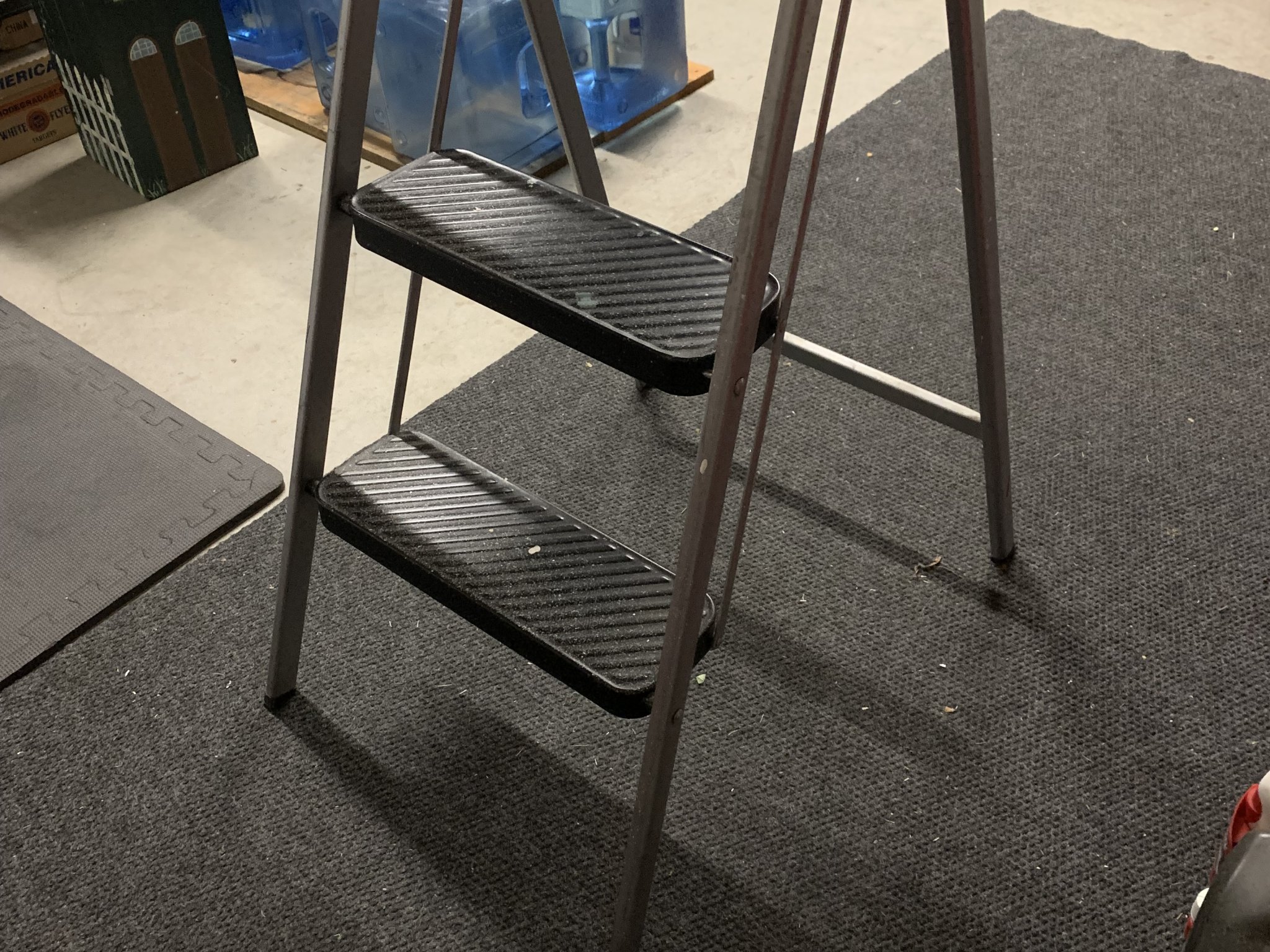 Thay thế chân cho thang gấp Cosco Three Step Max Steel 11-835-pbl4