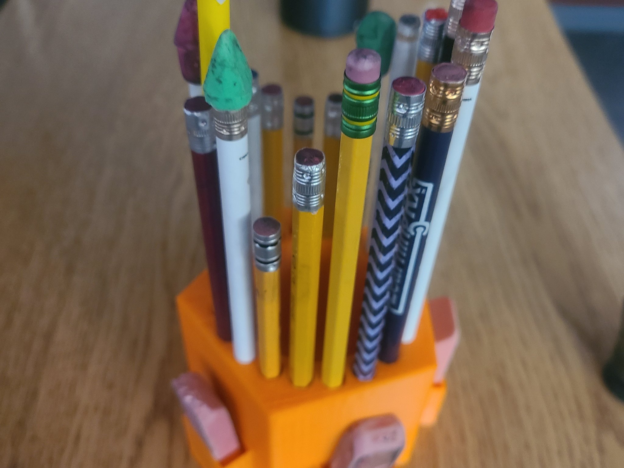 Giá đỡ bút chì và cục tẩy cho nhóm với lỗ xung quanh