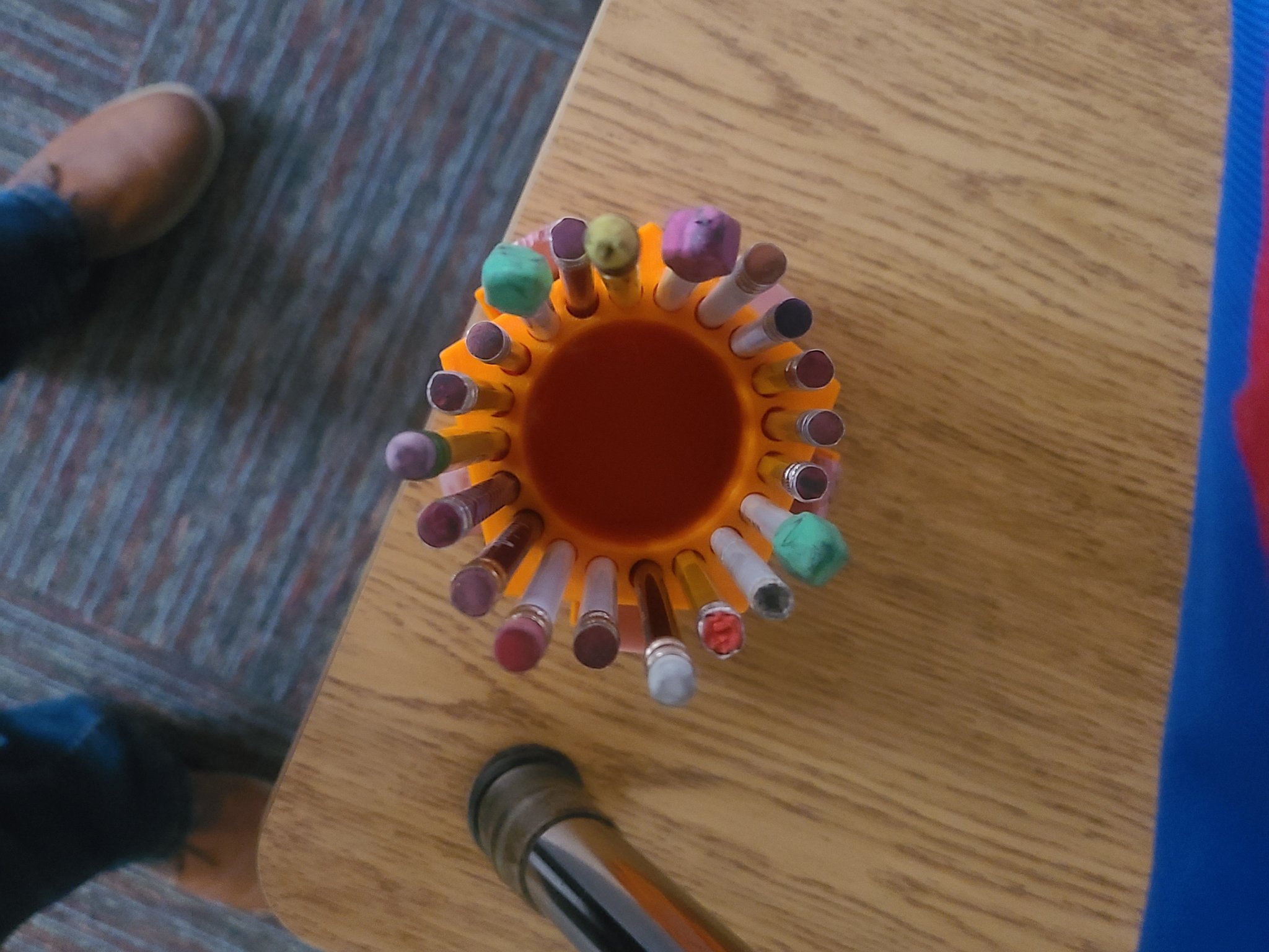 Giá đỡ bút chì và cục tẩy cho nhóm với lỗ xung quanh