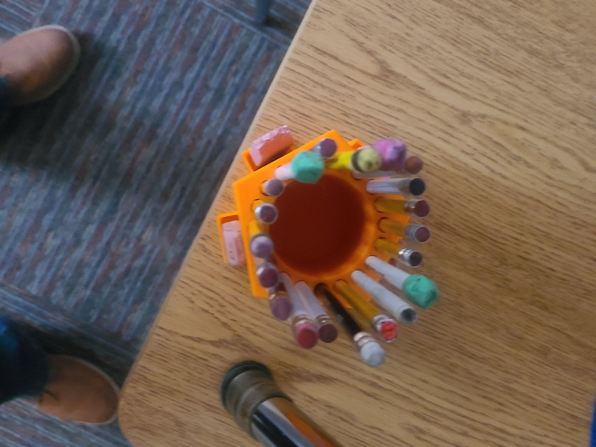 Giá đỡ bút chì và cục tẩy cho nhóm với lỗ xung quanh