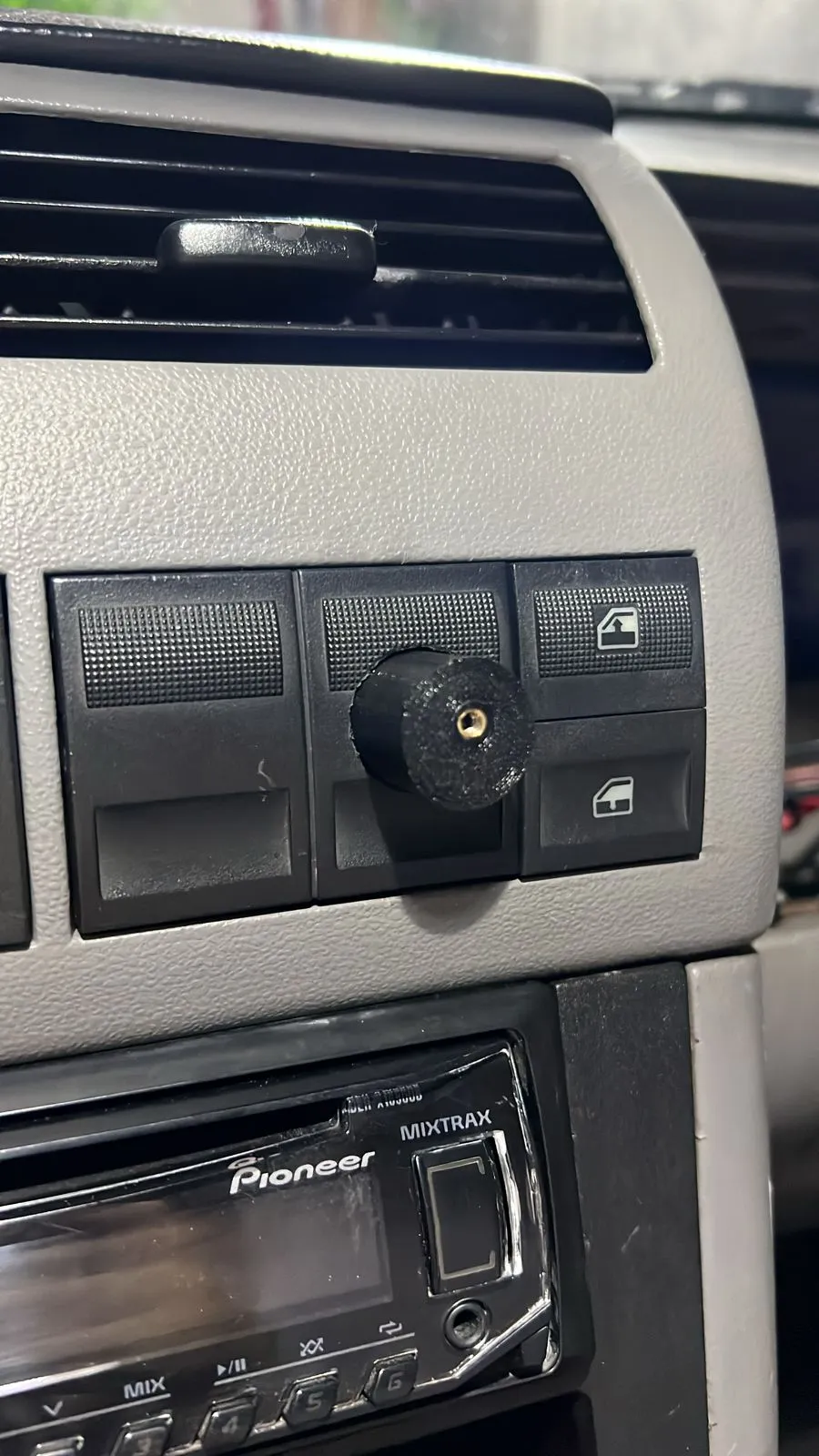 Giá đỡ iPhone 13 Pro Max cho ô tô