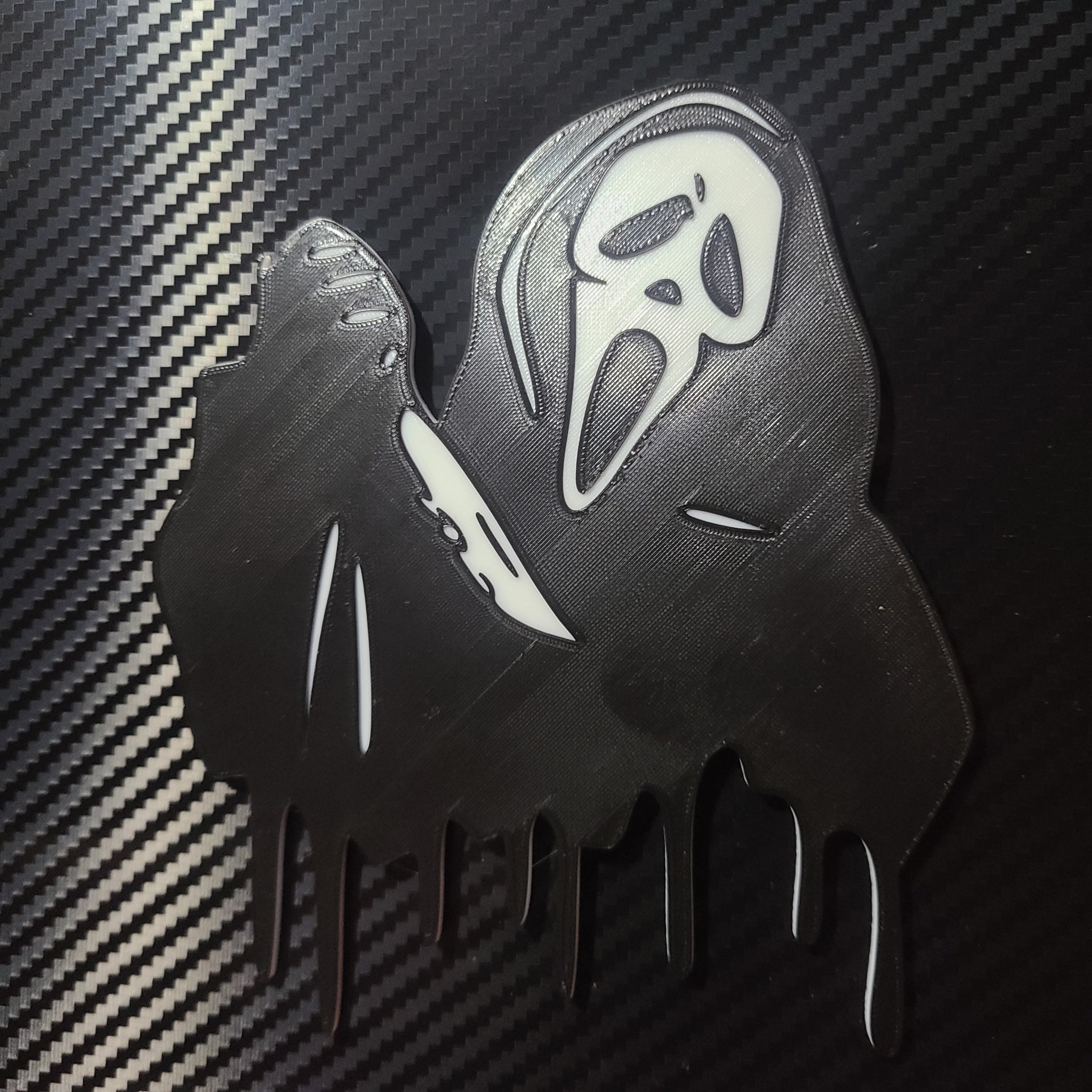 Biểu tượng mặt ma với con dao sắc nét