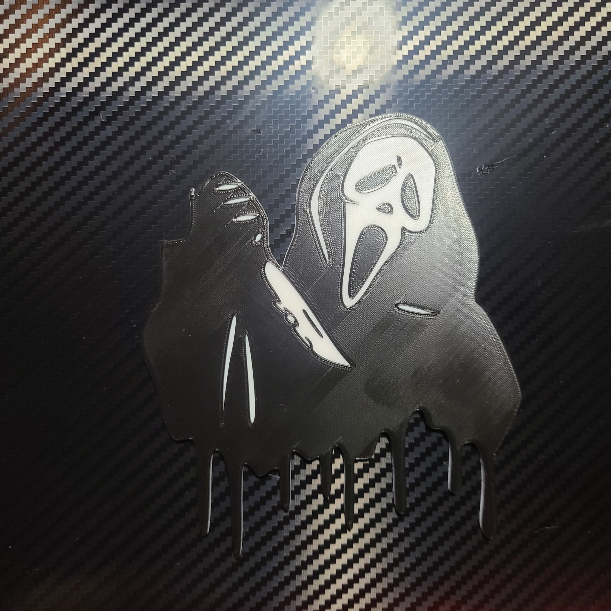 Biểu tượng mặt ma với con dao sắc nét