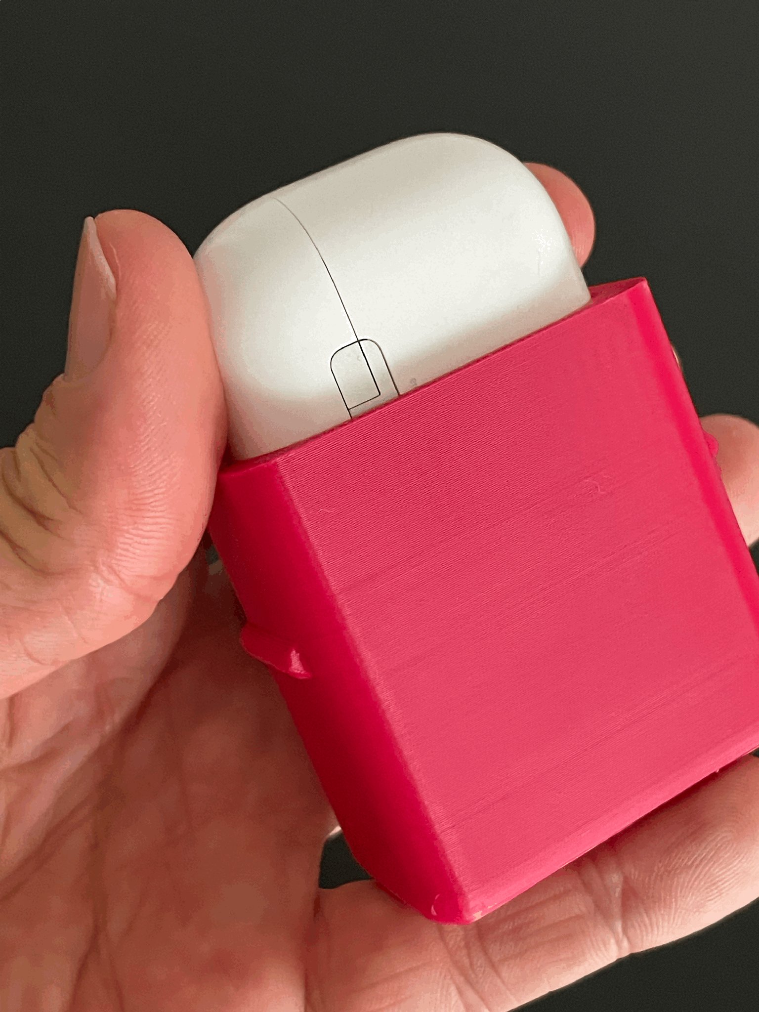 Vỏ bảo vệ AirPods Pro an toàn với thiết kế mở ngang