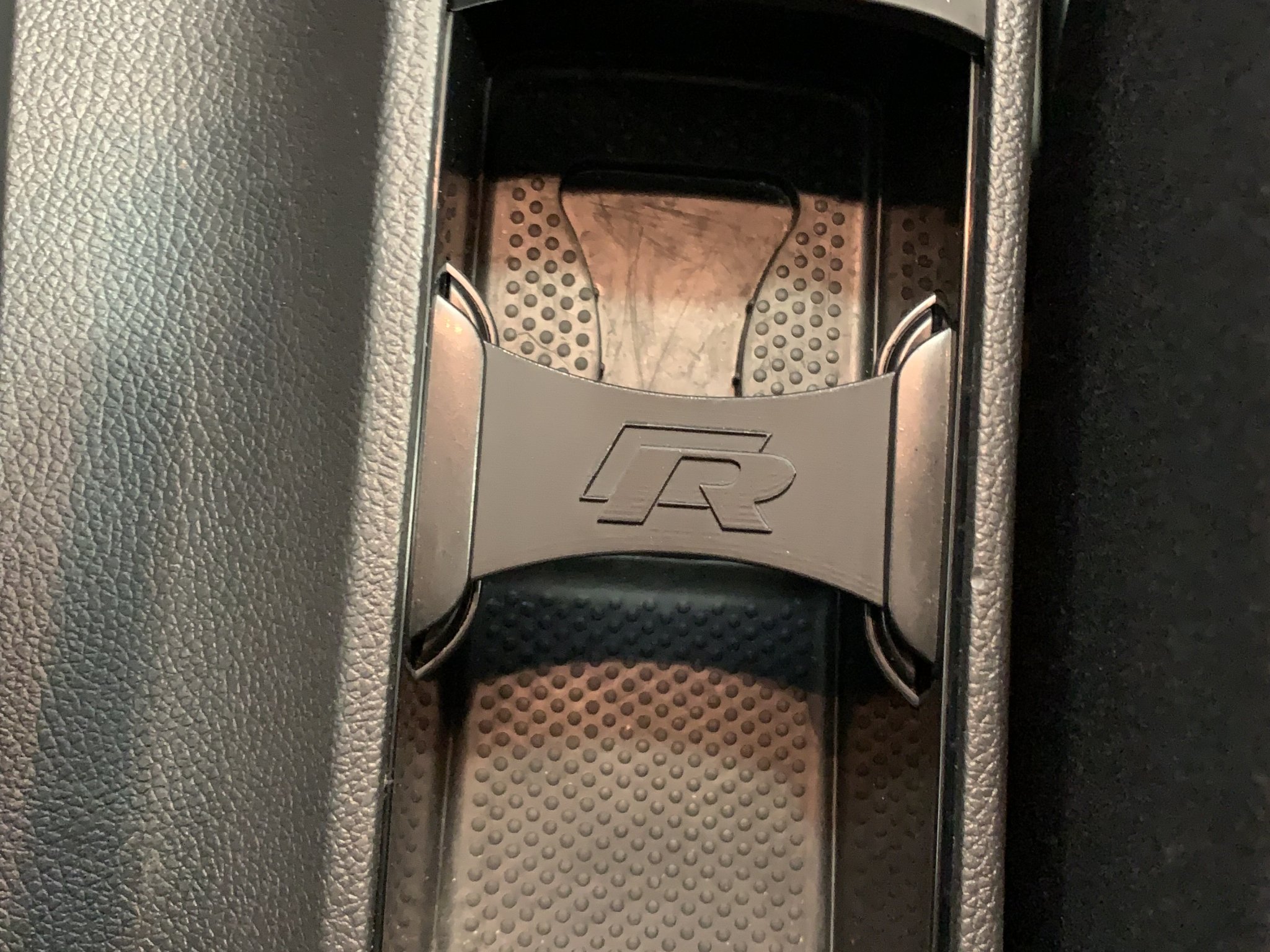 Giá đỡ cốc thay thế cho Volkswagen Golf 6 với logo R