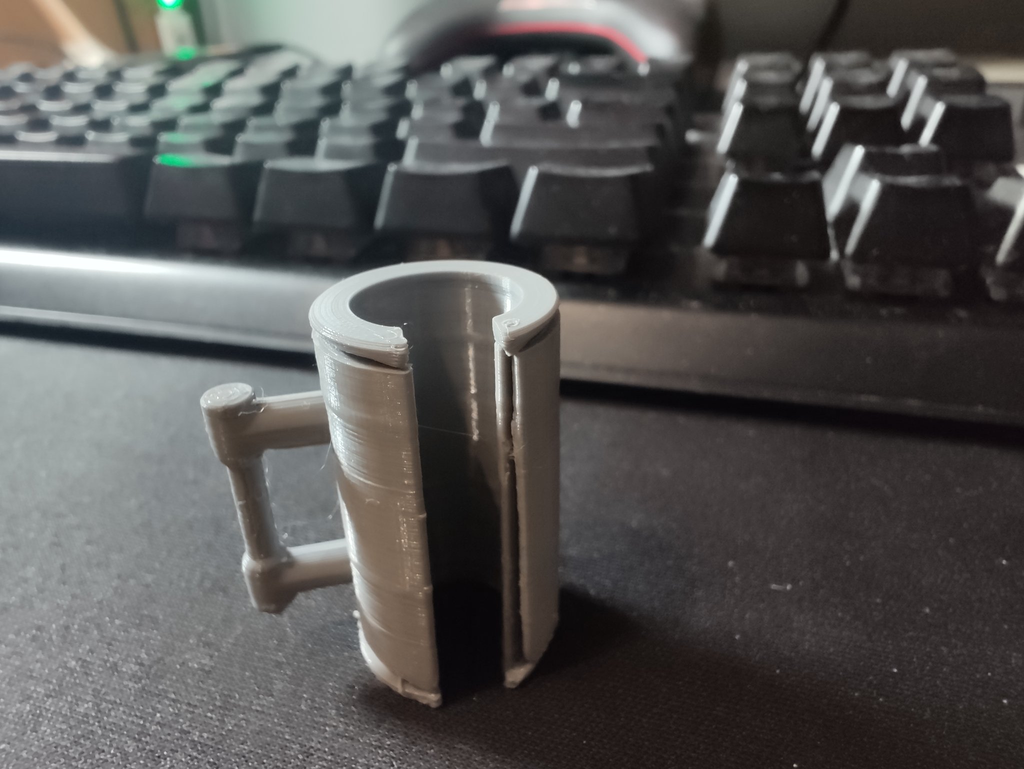 Giá đỡ quản lý cáp tiện lợi cho không gian làm việc