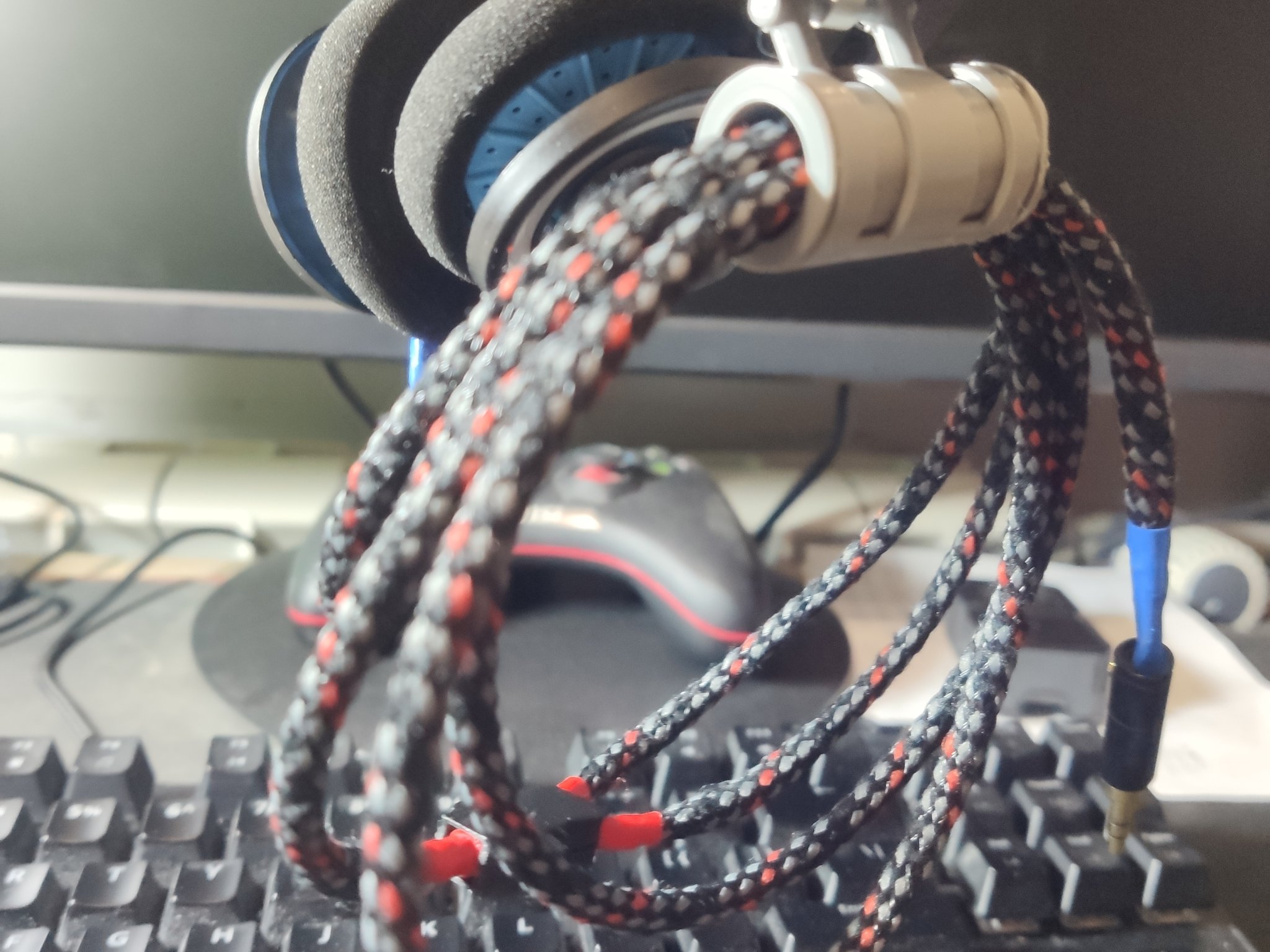 Giá đỡ quản lý cáp tiện lợi cho không gian làm việc